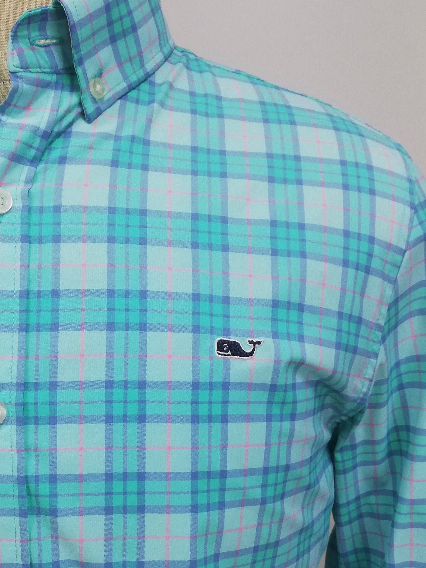 Camisa de botones Vineyard Vines 🐳 color celeste de cuadros en color turquesa y rosado Talla M Entalle Slim Fit