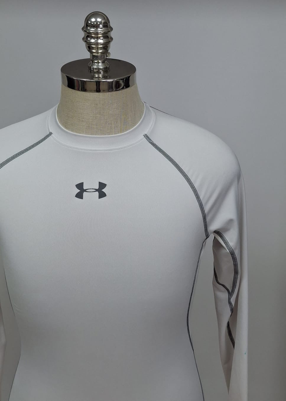 Camiseta de compresión Under Armour 🏋🏽 color blanco y logo en gris Talla Medium