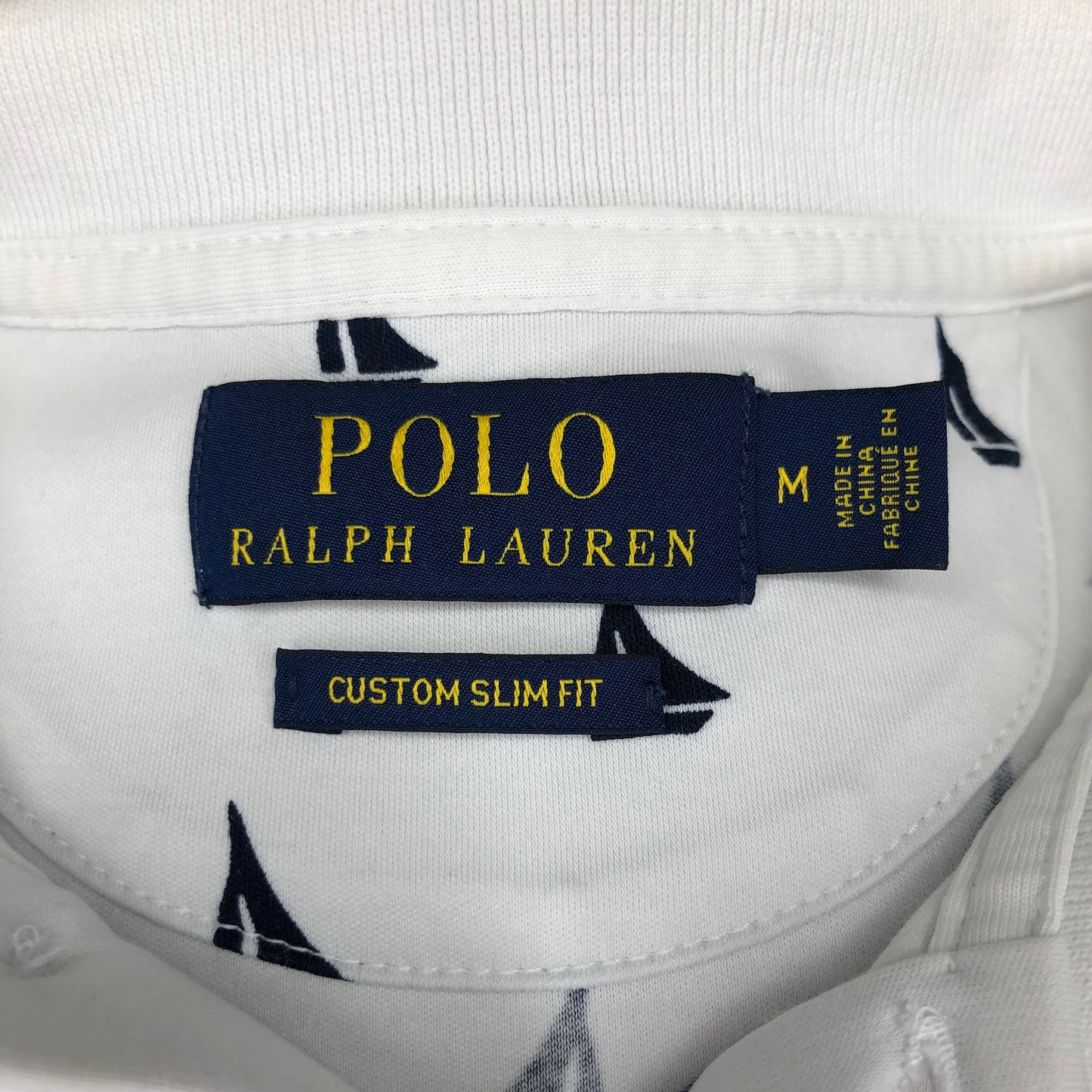 Camiseta Polo Ralph Lauren 🏇🏼 Color blanco con diseño de veleros en color azul Talla M Entalle Custom Slim Fit