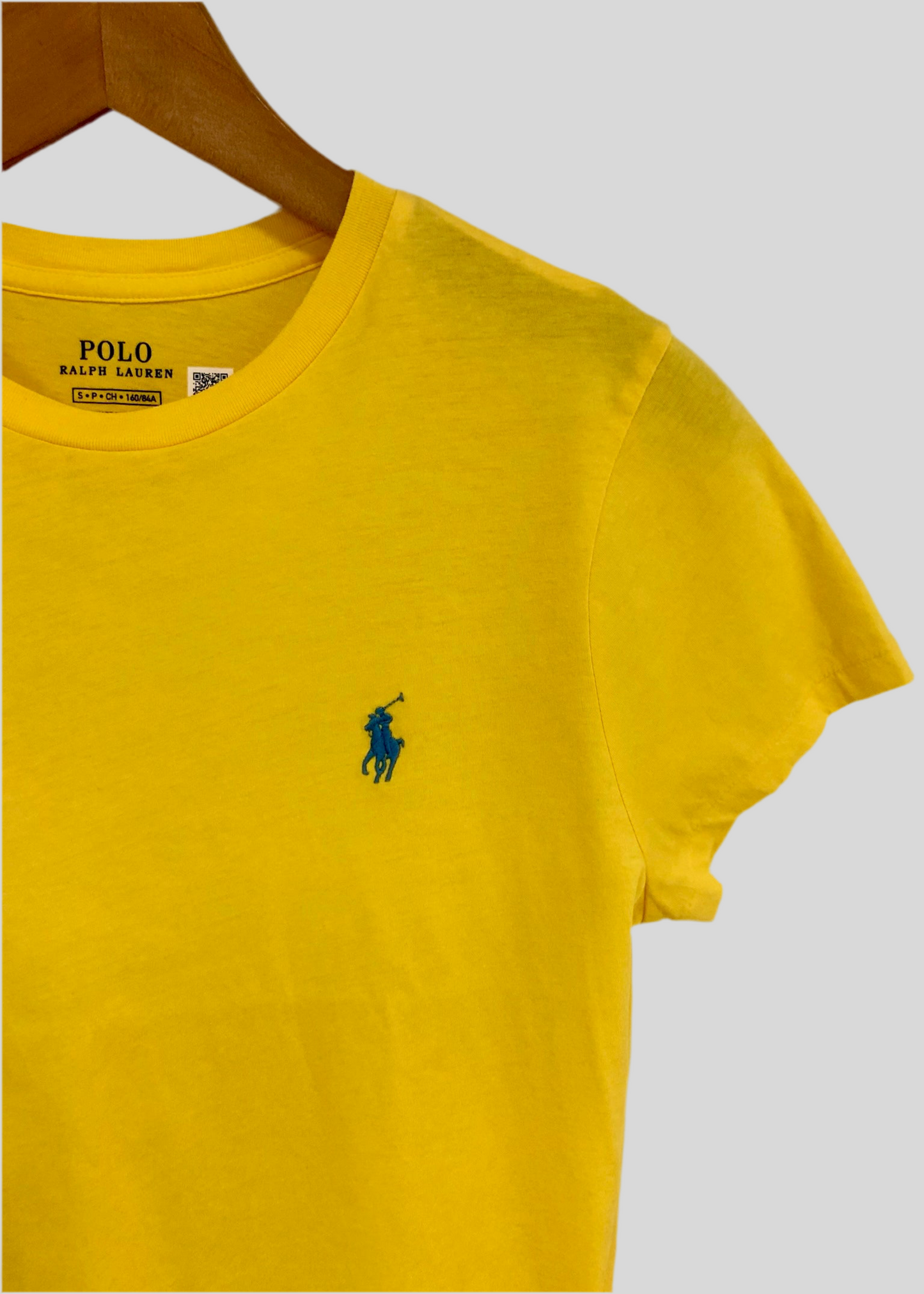 Camiseta de mujer cuello redondo Polo Ralph Lauren 🏇🏼 color amarillo intenso con logo en azul Navy Talla S Entalle Regular