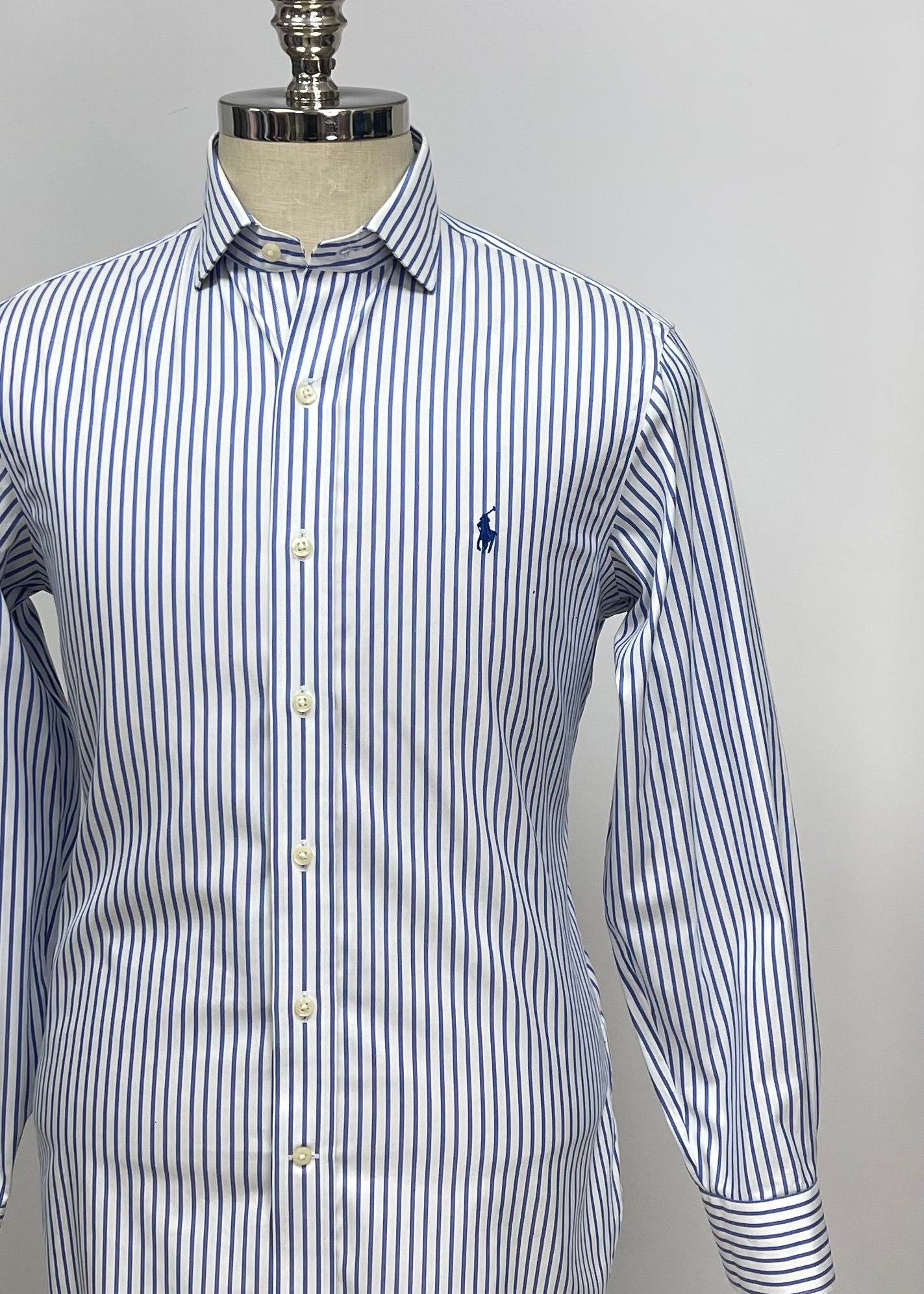 Camisa de botones Polo Ralph Lauren 🏇🏼 color blanco con rayas en color azul Talla M entalle clásico