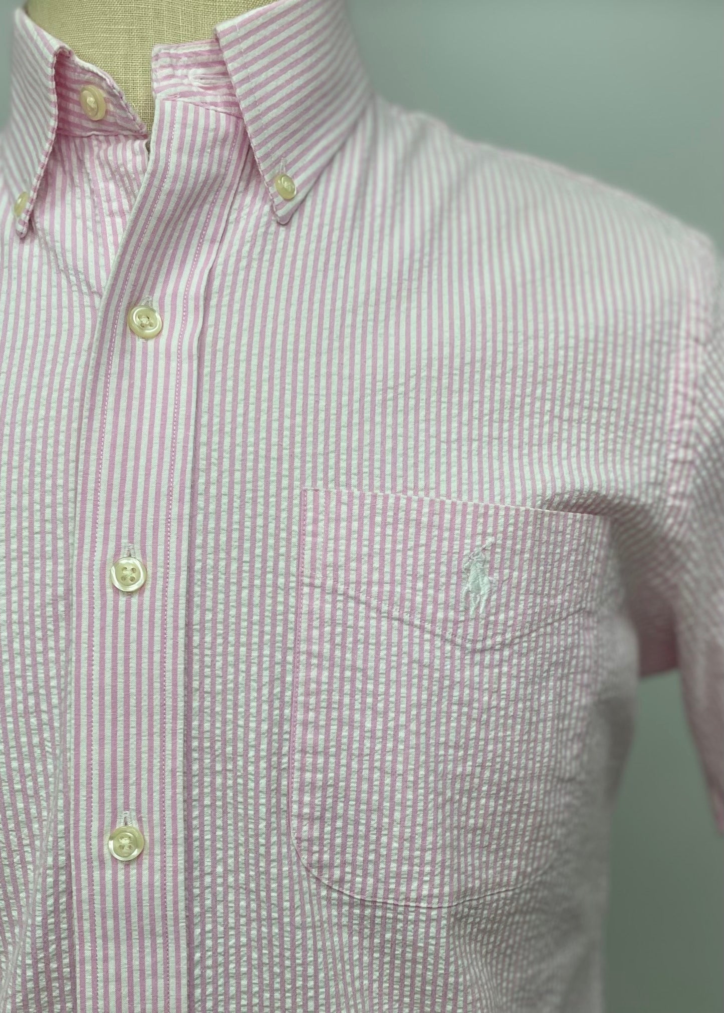 Camisa Polo Ralph Lauren 🏇🏼  Color blanco con patrón de rayas en rosado Seersucker Talla M Entalle Clásico