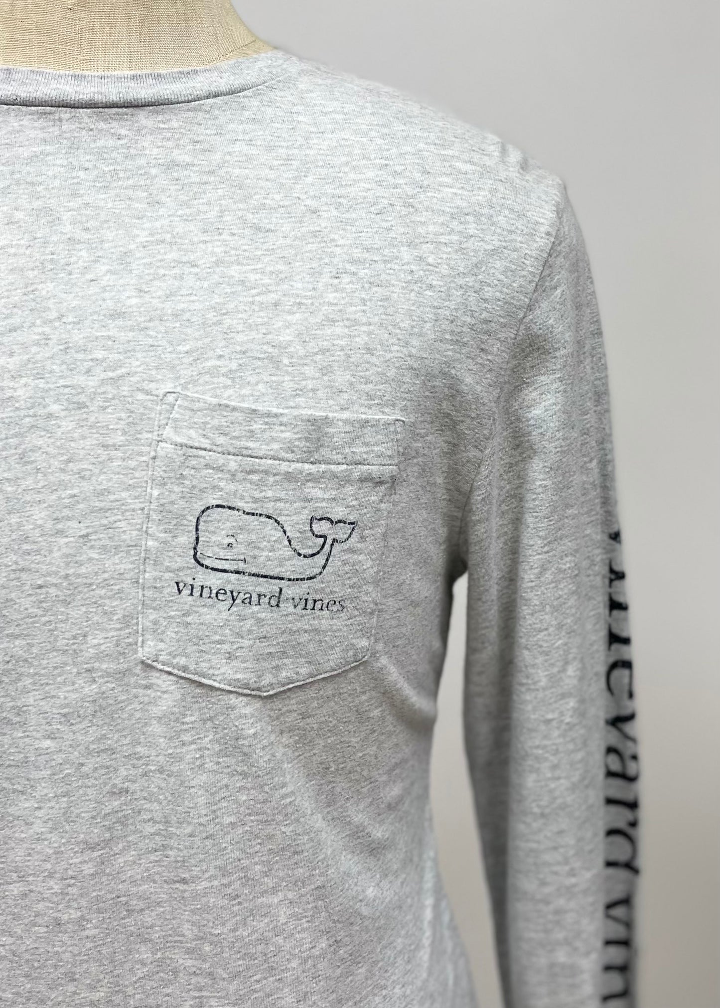 Camiseta cuello redondo Vineyard Vines 🐳 color gris claro con Diseño de ballena en bolsillo Talla Medium