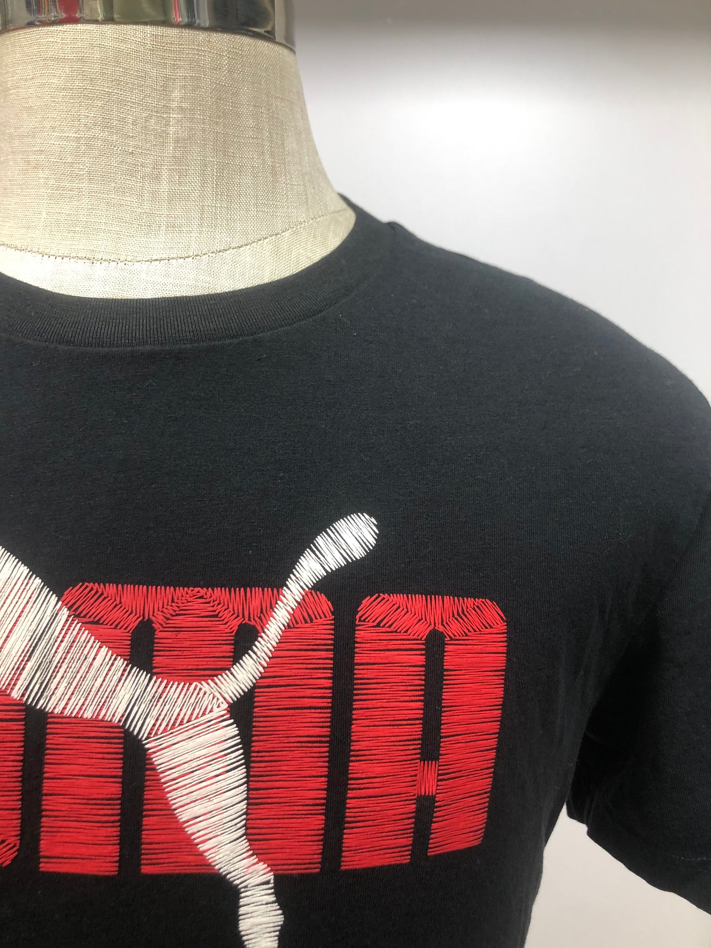 Camiseta cuello redondo Puma 🐆 color negro con el logo en rojo y blanco Talla L