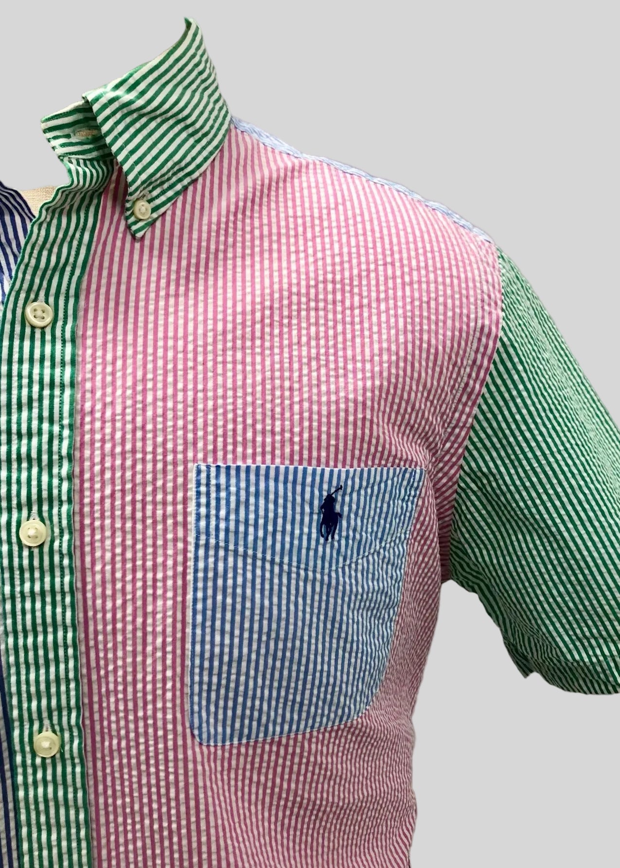Camisa de botones Polo Ralph Lauren 🏇🏼 Seersucker de rayas en verde claro, rosado y azul Talla L Entalle Regular