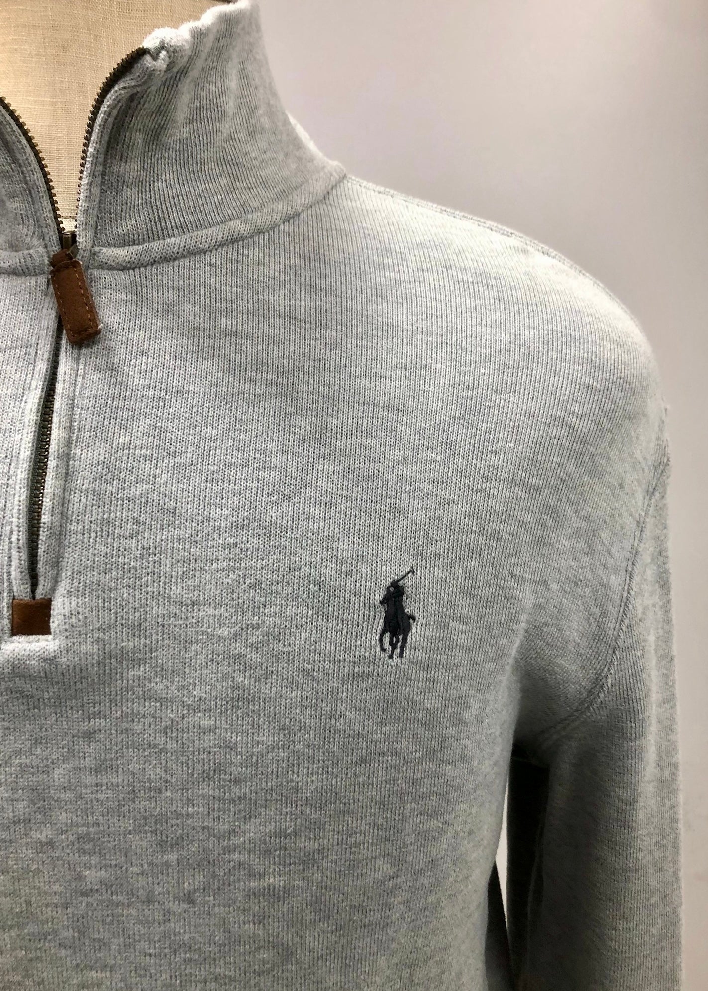 Sueter Jersey Polo Ralph Lauren 🏇🏼 color gris claro con logo en negro Talla L