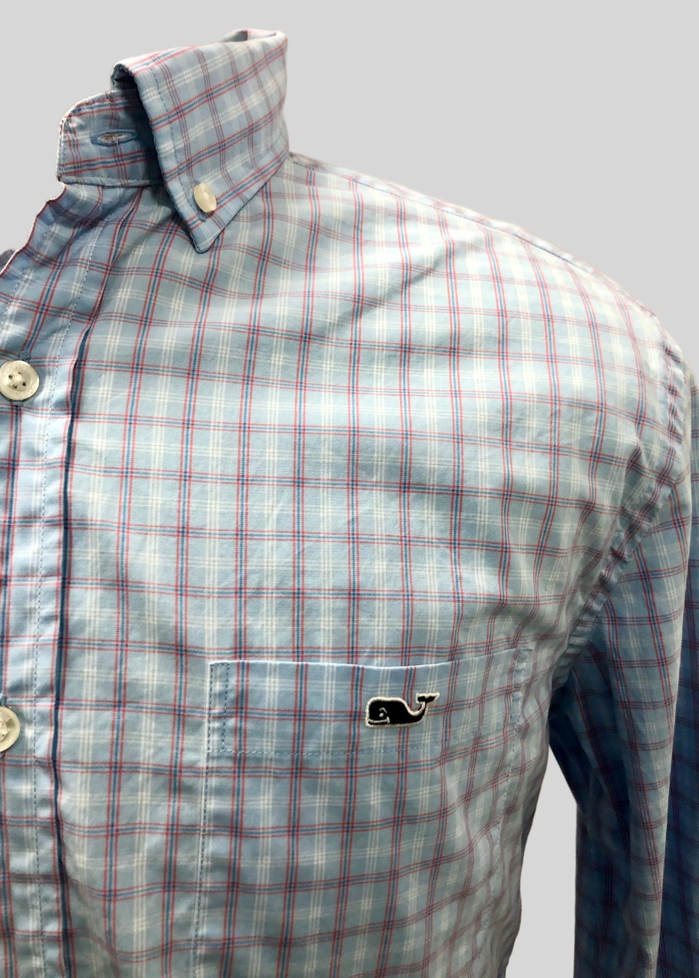 Camisa de botones Vineyard Vines 🐳 color celeste de cuadros en rojo, azul y blanco Talla M Entalle Clásico