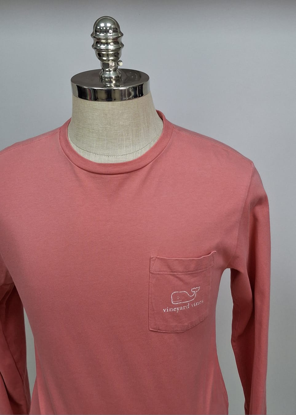 Camiseta de bolsillo Vineyard Vines 🐳 color rosado con Diseño de ballena en blanco Talla S