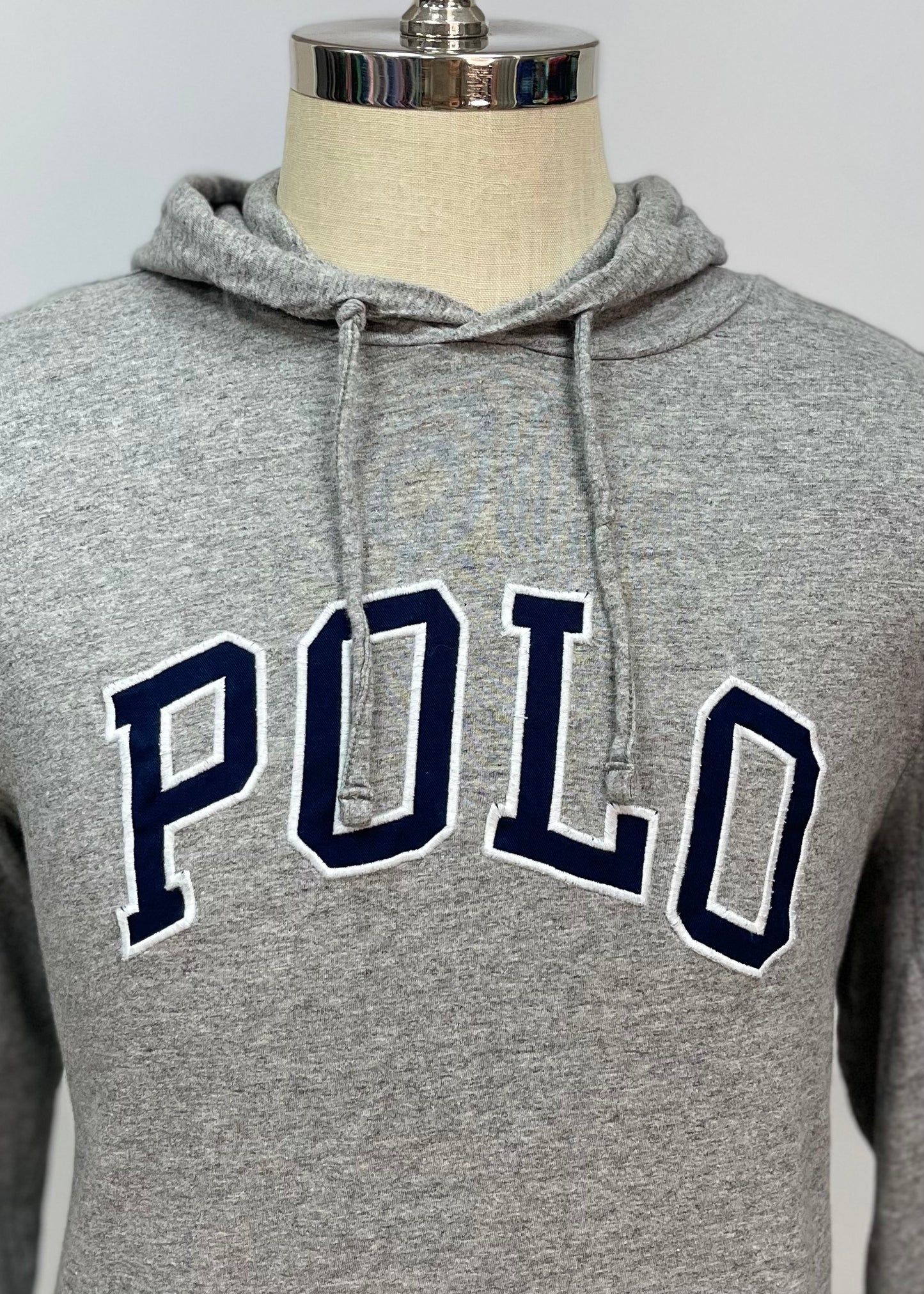 Sueter Jersey con capucha Polo Ralph Lauren 🏇🏼 color gris claro con logo en letras Talla L