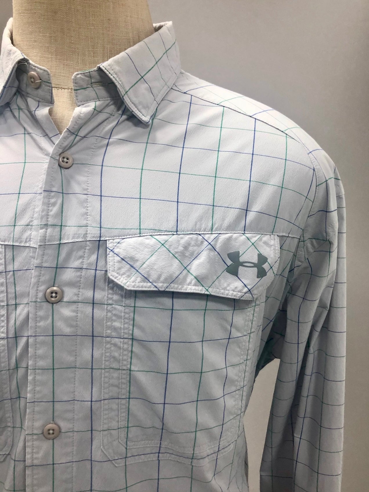 Camisa de botones Under Armour 🏋🏽 color gris claro de cuadros verde y azul Talla XL Entalle Regular