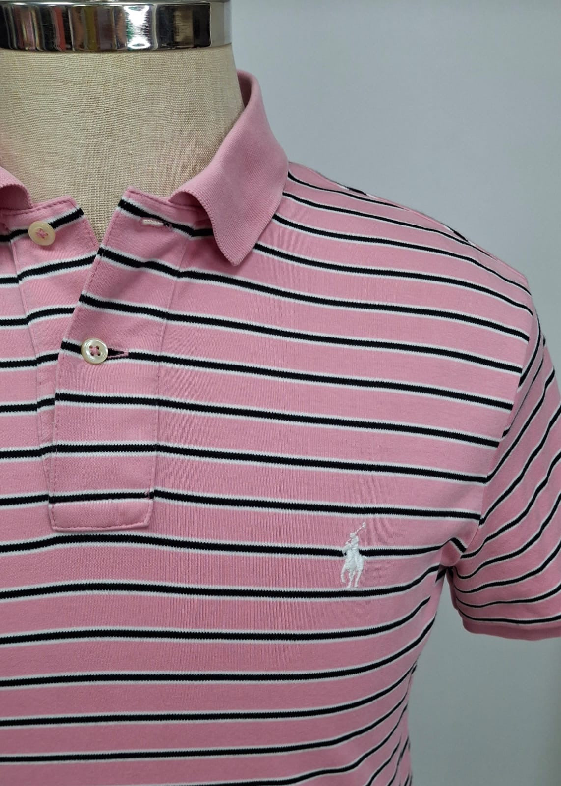 Camiseta Polo Ralph Lauren 🏇🏼 color rosado con patrón de rayas color negro y blanco Talla M Entalle Regular