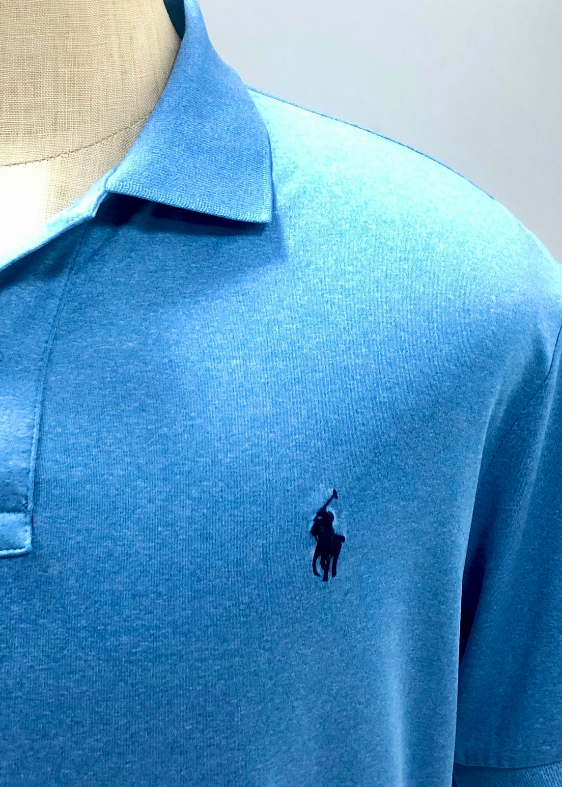Camiseta Polo Ralph Lauren 🏇🏼 Tela performance color celeste oscuro Talla L Entalle Regular