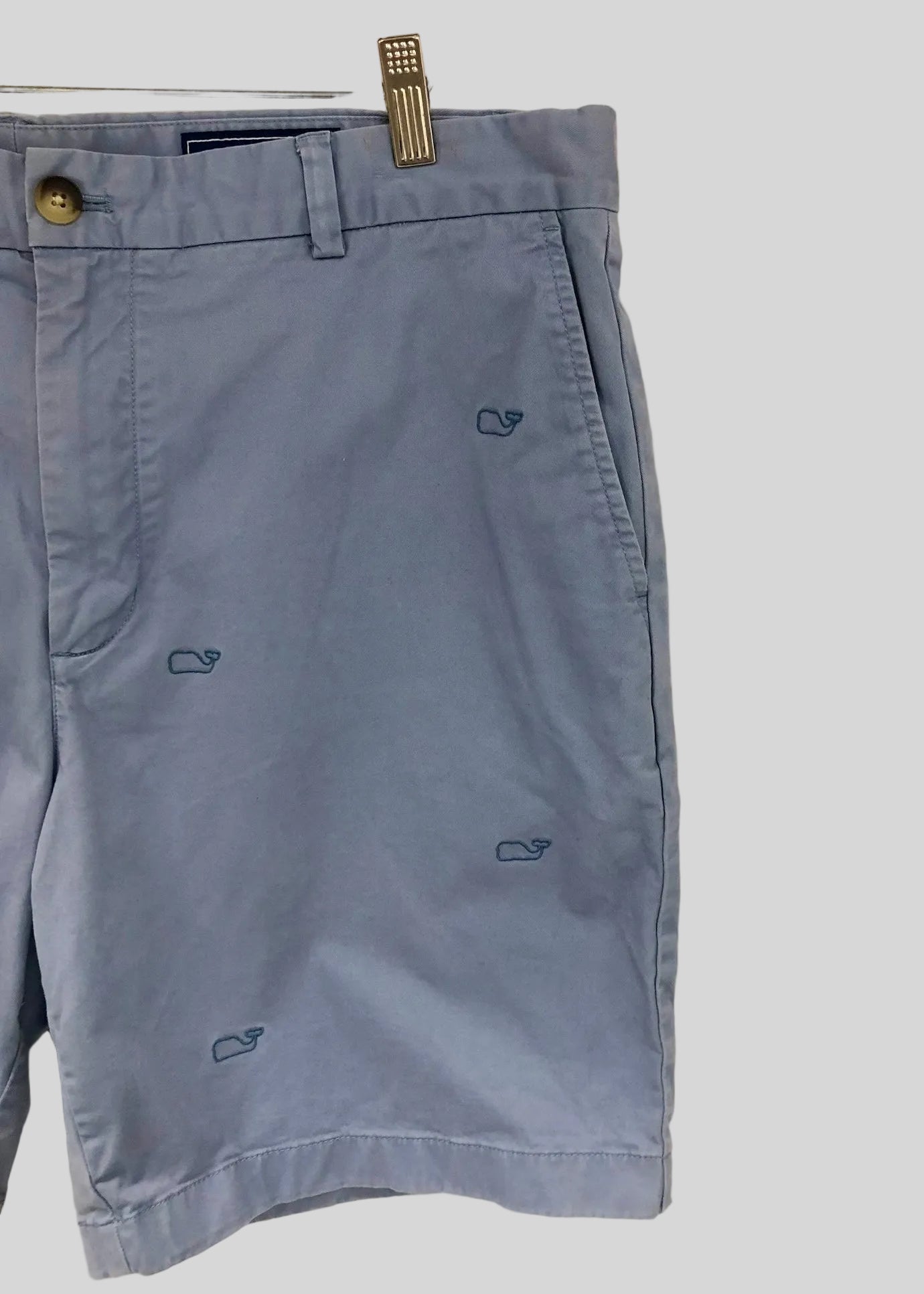 Short Casual Vineyard Vines 🐳 color gris azulado con diseño de logos talla 38
