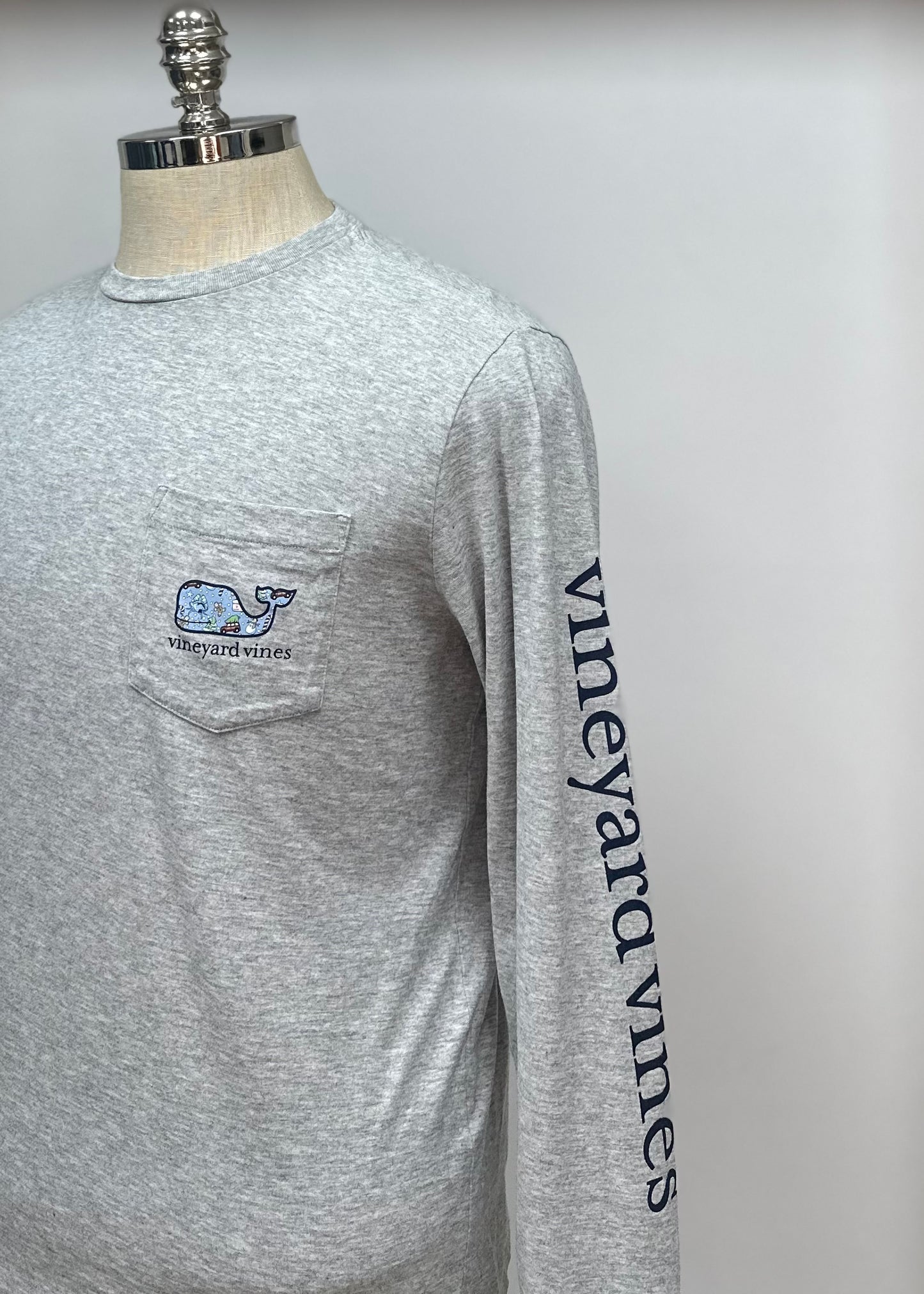 Camiseta de bolsillo Vineyard Vines 🐳 color gris con Diseño de navidad Talla Small