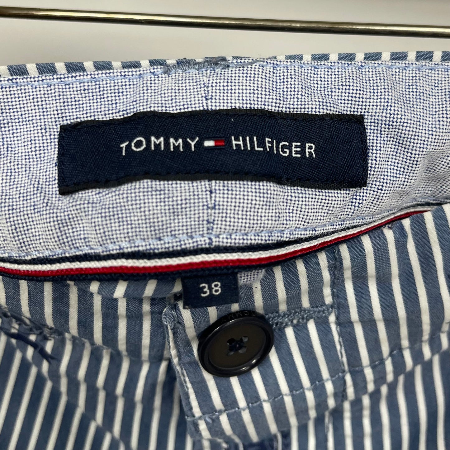 Short Casual Tommy Hilfiger 🇺🇸 color Azul con rayas blancas y diseño de escudo en azul navy talla 38