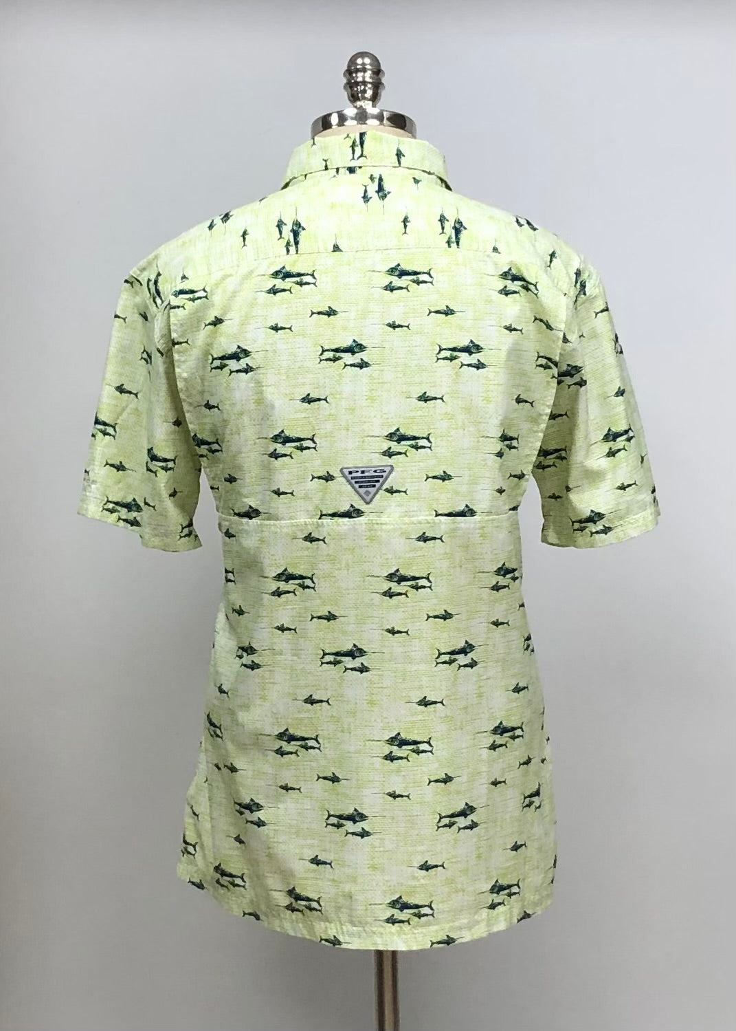 Camisa Columbia 🔹Color verde claeo con diseño de peces Manga corta Talla L