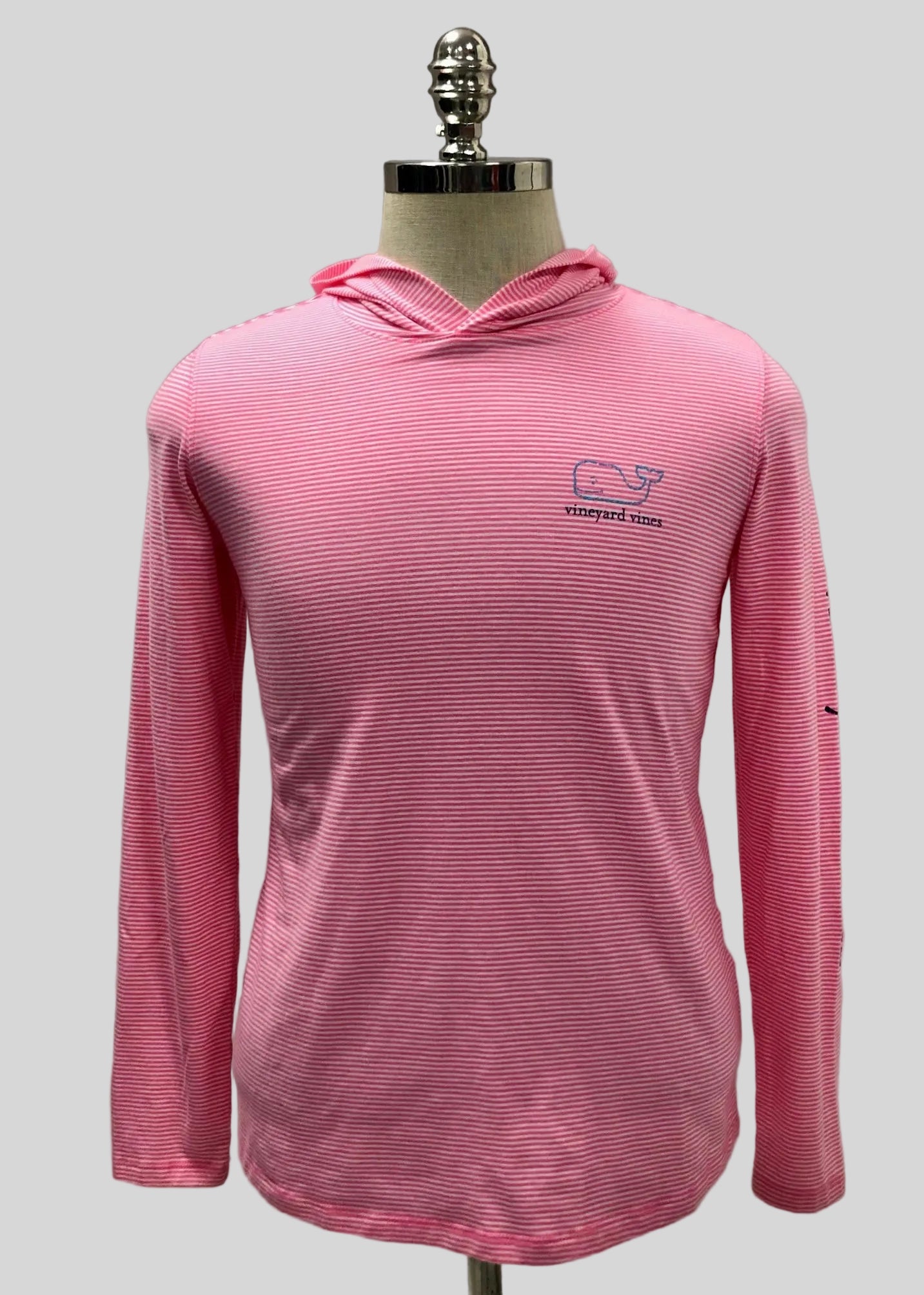 Camiseta de mujer con capucha Vineyard Vines 🐳 Tela Performance con rayas en color rosado y blanco con logo en azul Talla S Entalle Regular