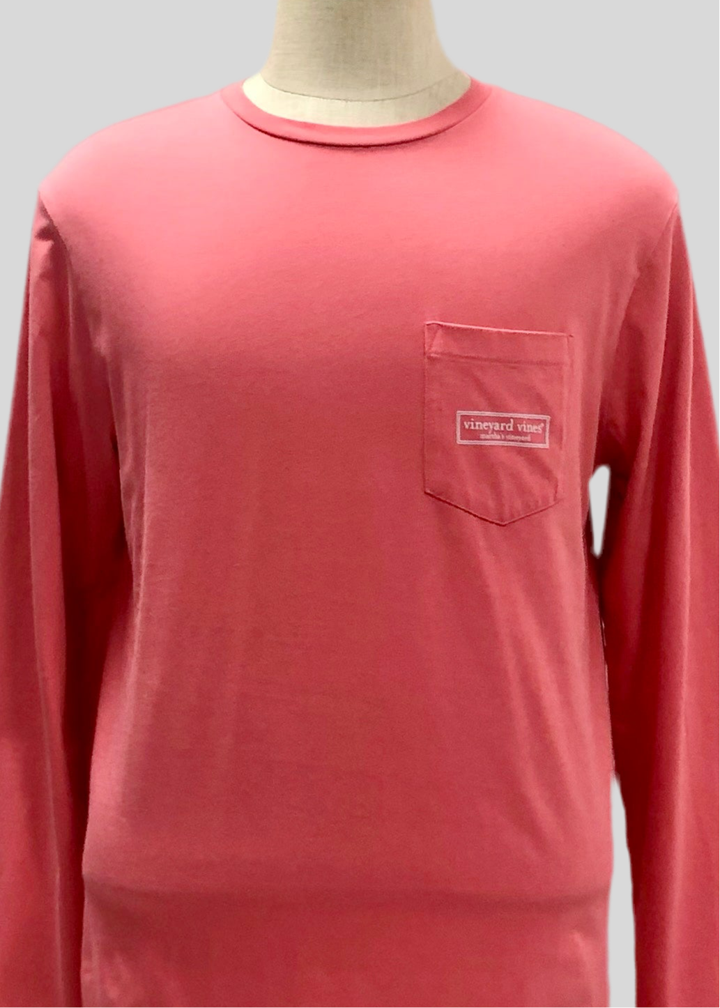 Camiseta cuello redondo Vineyard Vines 🐳 color rosado magenta con logo en blanco Talla M