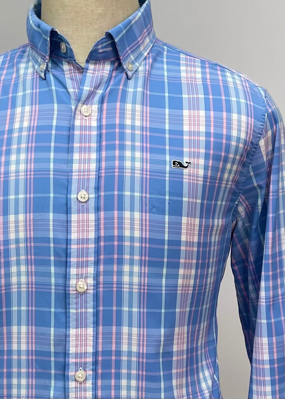 Camisa de botones Vineyard Vines 🐳 Performance con patrón de rayas en color azul, rosaso y blanco Talla M Entalle Regular (ver descripción)