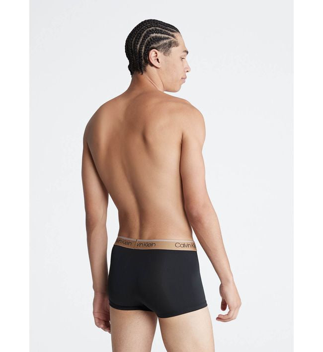 Paquete de 3 Calzoncillos tipo Boxer Calvin Klein de Microfibra Stretch en negro con cintura en dorado, blanco y negro - Tela ligera en Talla XL