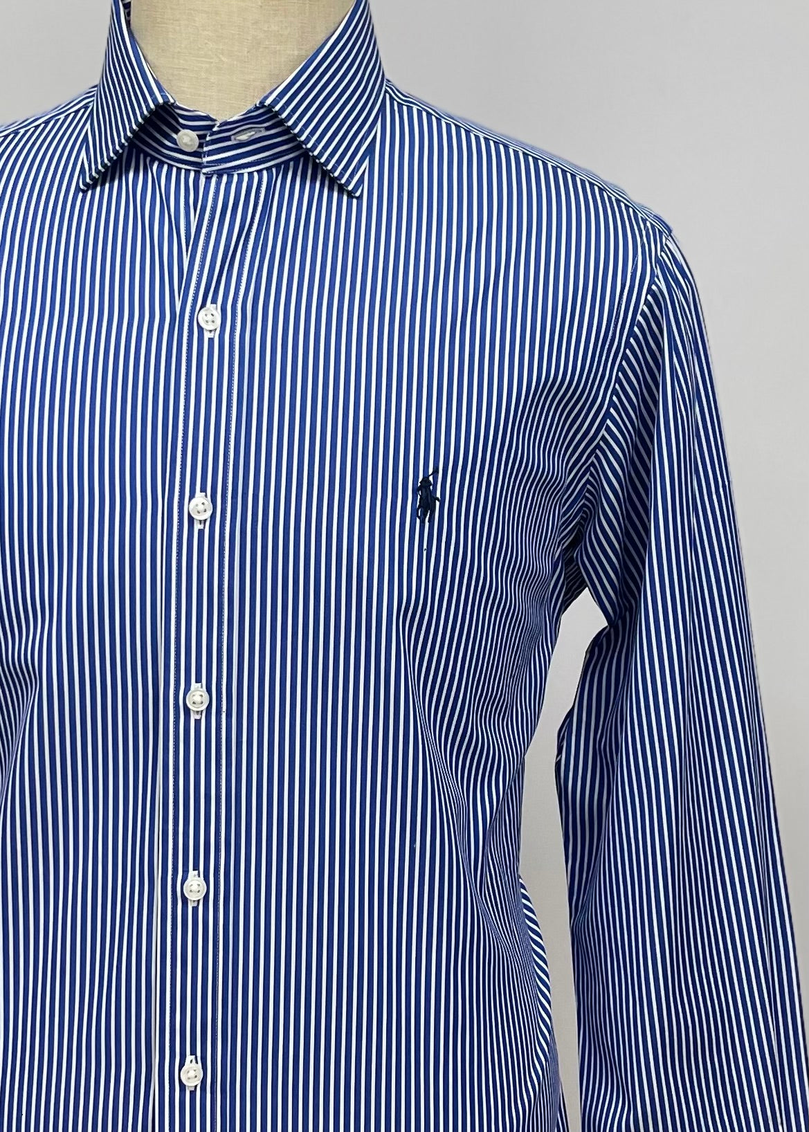 Camisa Polo Ralph Lauren 🏇🏼 color azul con patrón de rayas en blanco Talla L Entalle Slim Fit