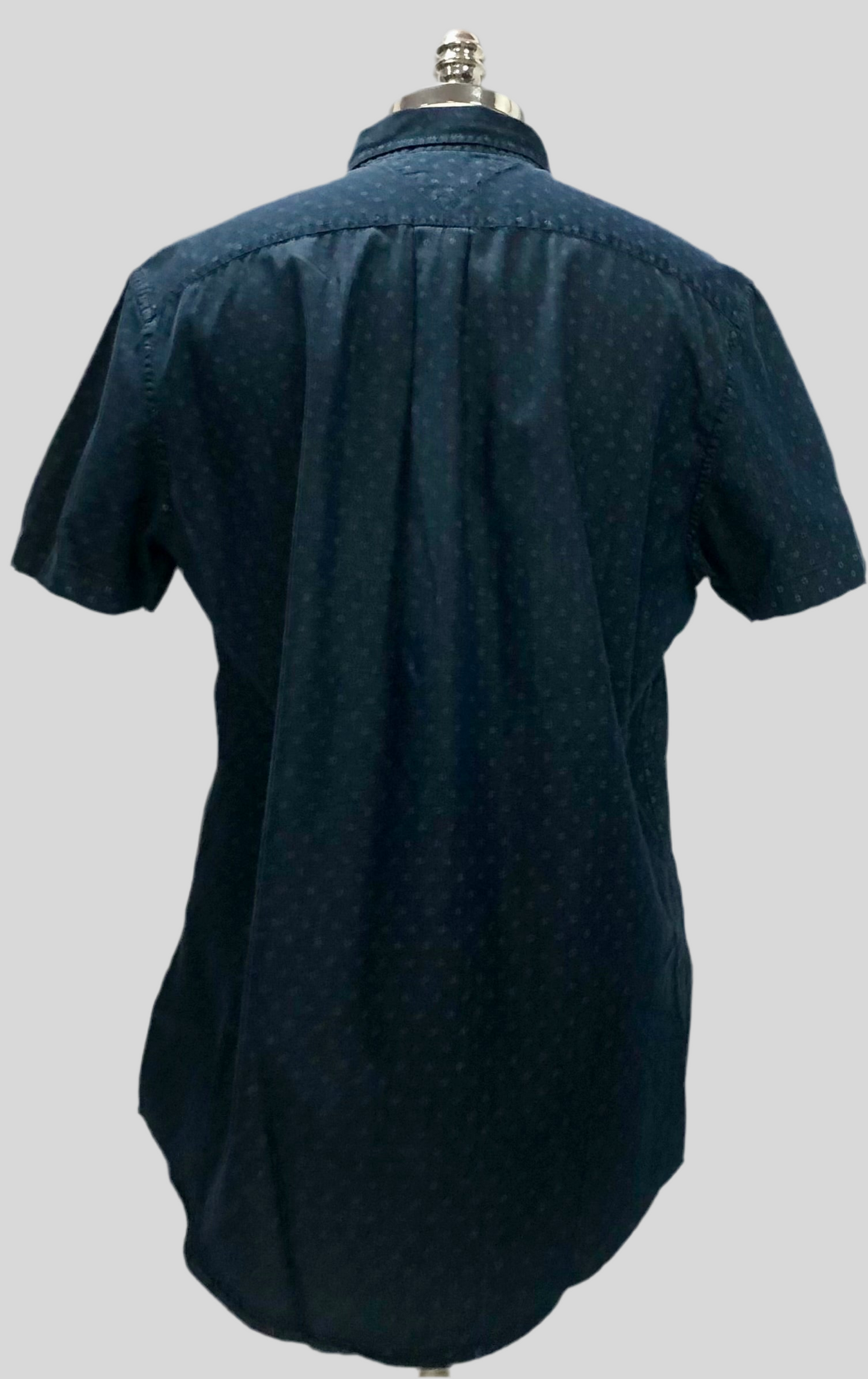 Camisa de botones Tommy Hilfiger 🇺🇸 en color gris oscuro y diseño de estrella Talla L Entalle Custom Fit (ver descripción)