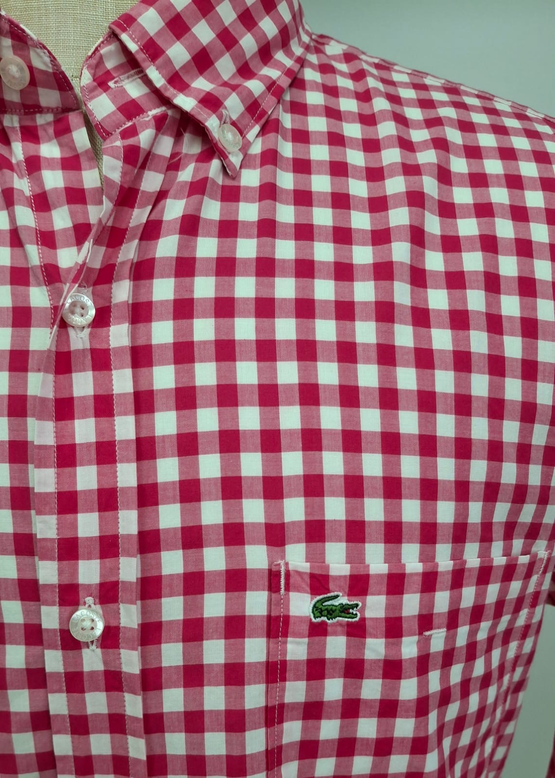 Camisa Lacoste 🐊 con patron de cuadros gingham rosado y blanco Talla L Entalle Regular