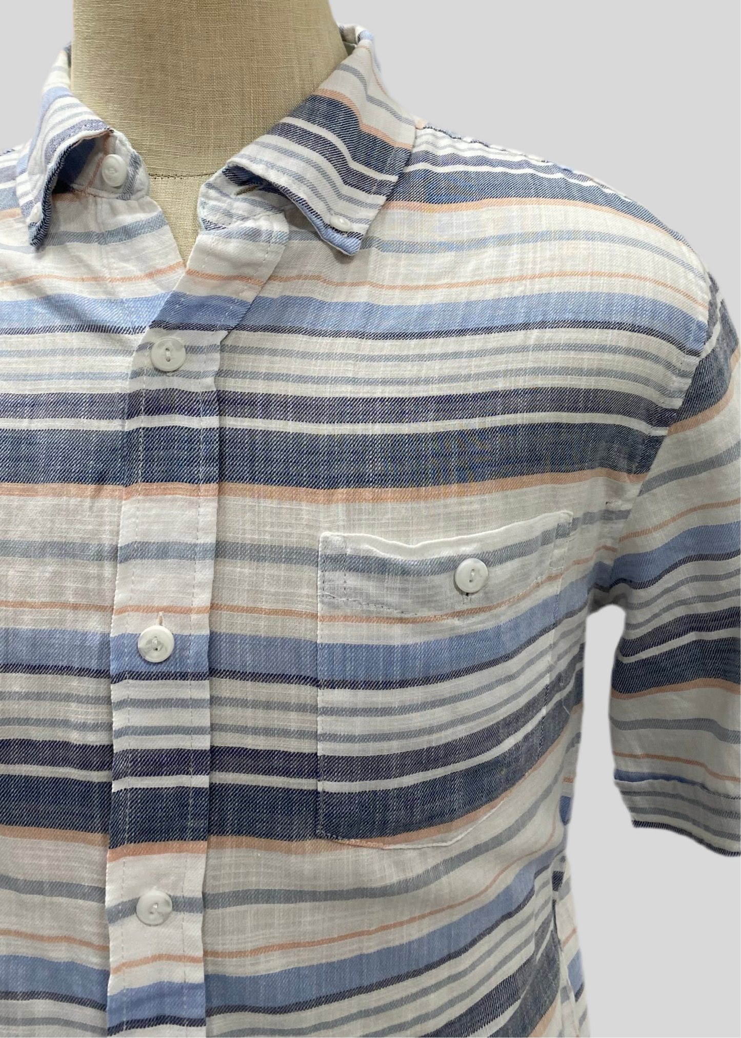 Camisa de botones Weatherproof color blango con patron de rayas color gris y celeste Talla M Entalle Regular