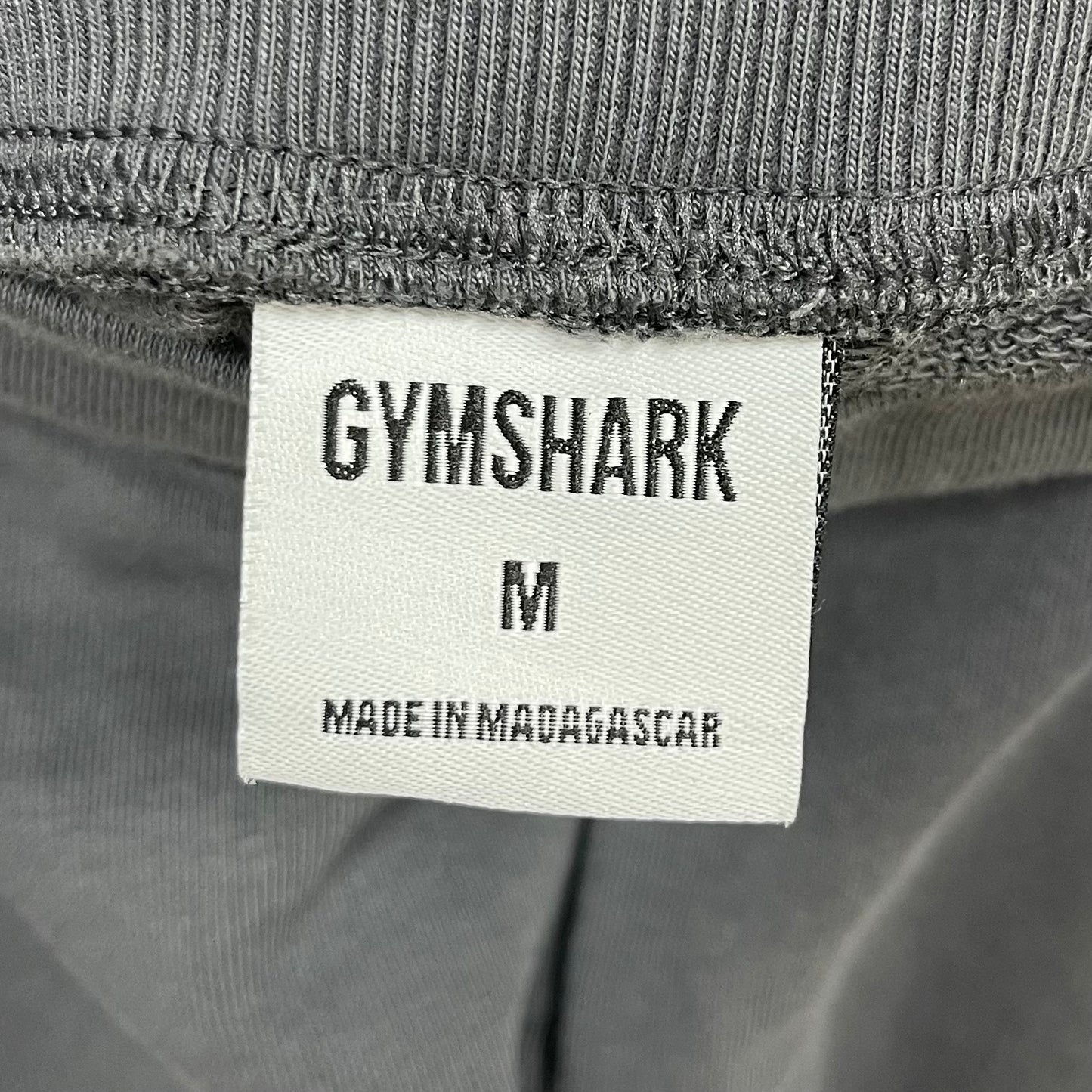 Short Lounge Gymshark 🏋🏼‍♂️ color gris oscuro y logo en amarillo Talla M