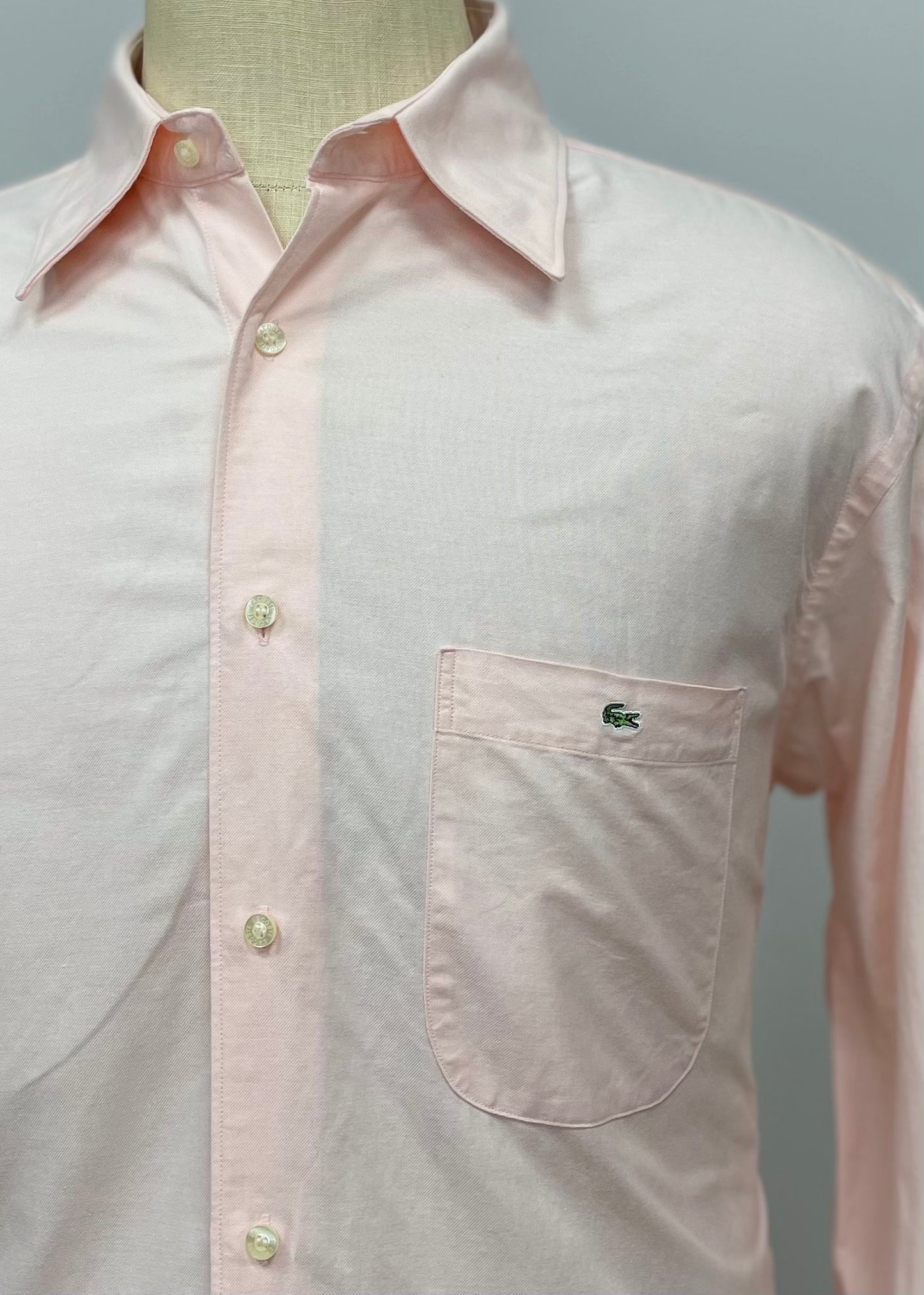 Camisa Lacoste 🐊 color rosado claro Talla L Entalle Regular