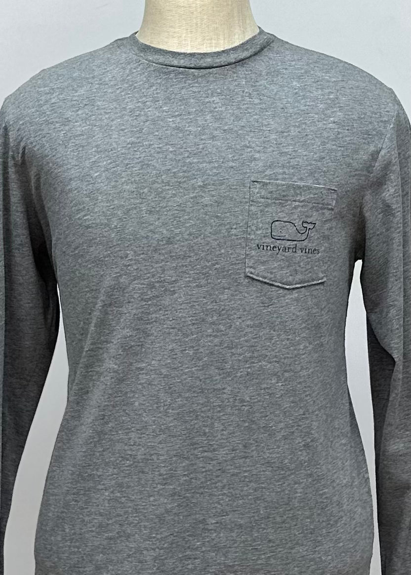 Camiseta cuello redondo Vineyard Vines 🐳 color gris oscuro con Diseño de ballena en bolsillo Talla Medium