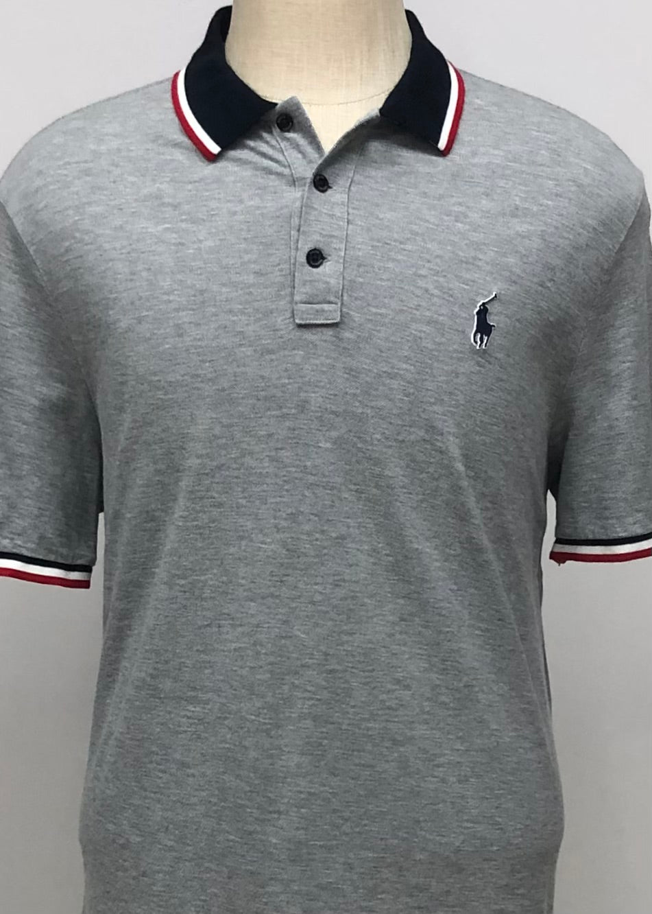 Camiseta Polo Ralph Lauren 🏇🏼 color gris claro con diseño de cuello y manga Talla L Entalle Clásico