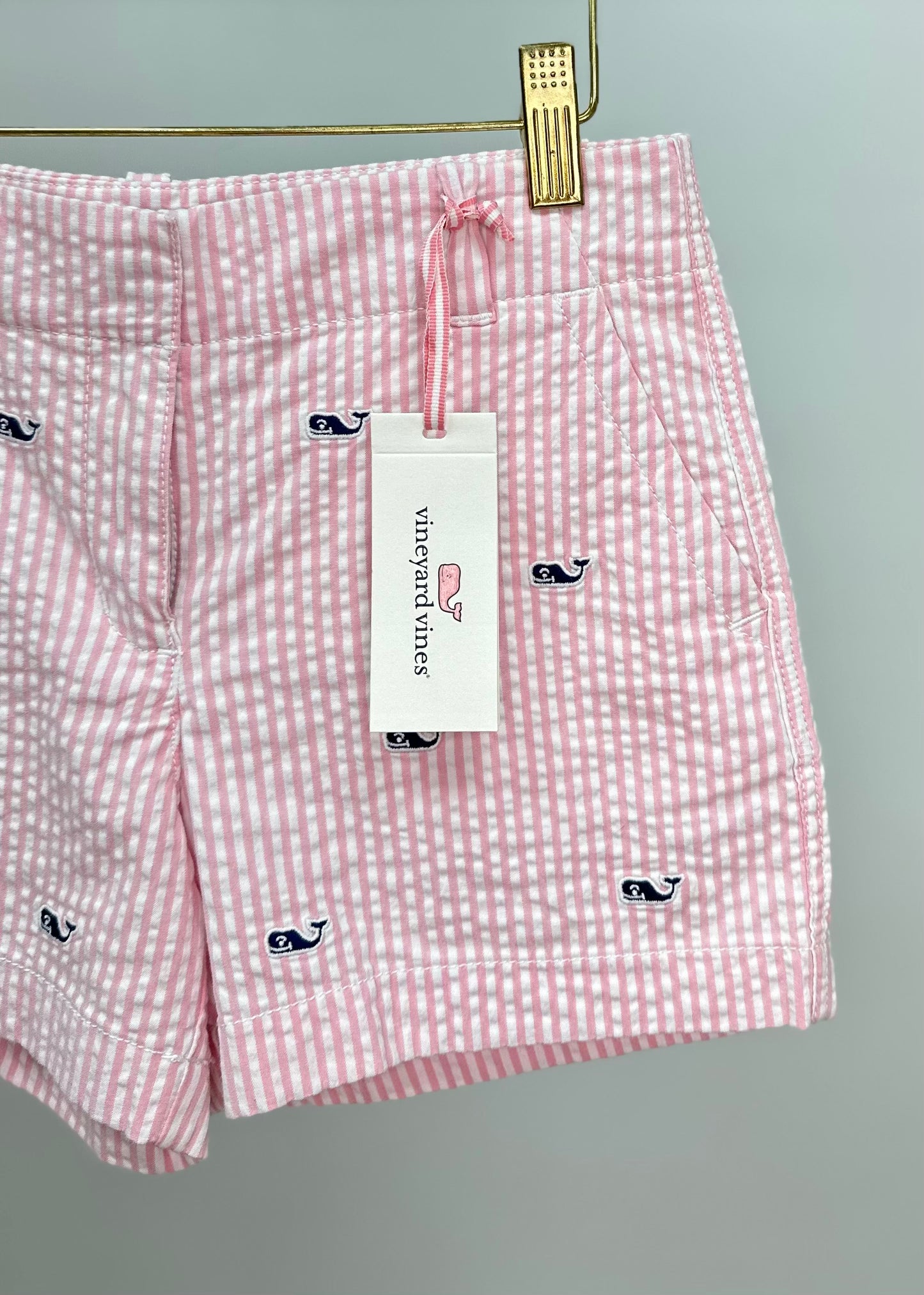 Short de niña Vineyard Vines 🐳 Seersucker con estampado de rayas rosas y blancas con bordados de ballenas Talla 10