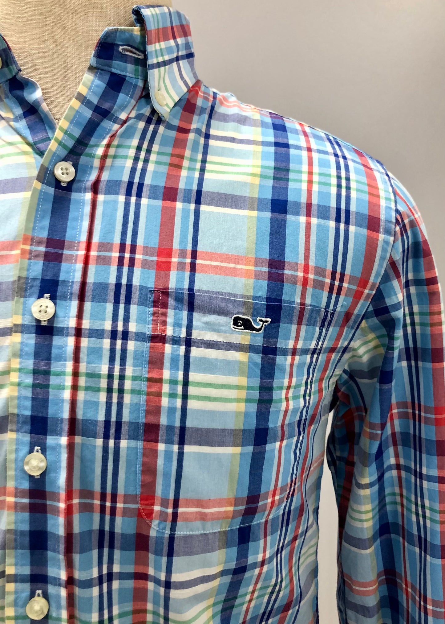 Camisa de botones Vineyard Vines 🐳 color celeste de cuadros en color rojo, azul y amarillo Talla S Entalle Slim Fit
