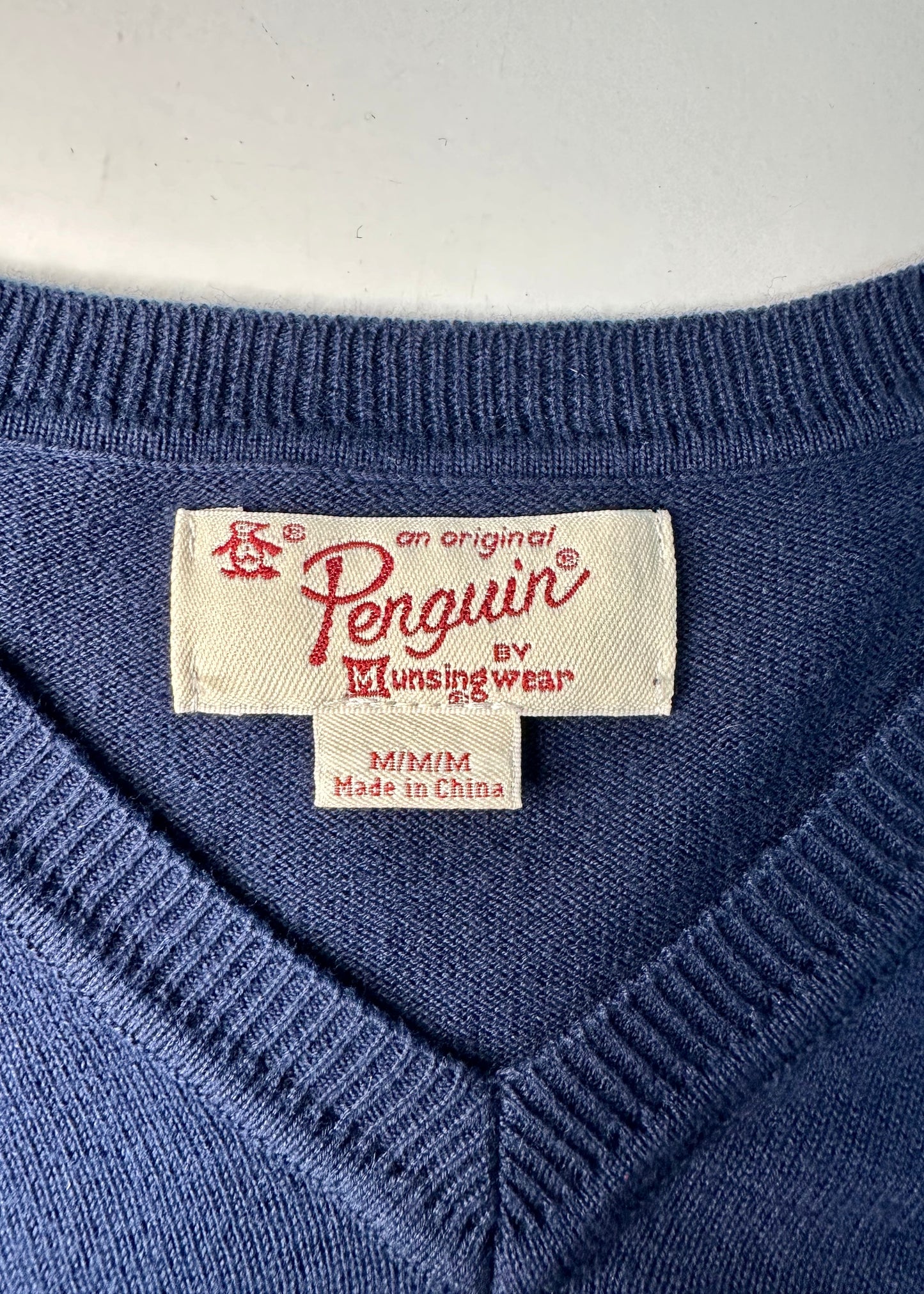 Sueter Jersey con cuello V Original Penguin 🐧  color azul navy Talla M