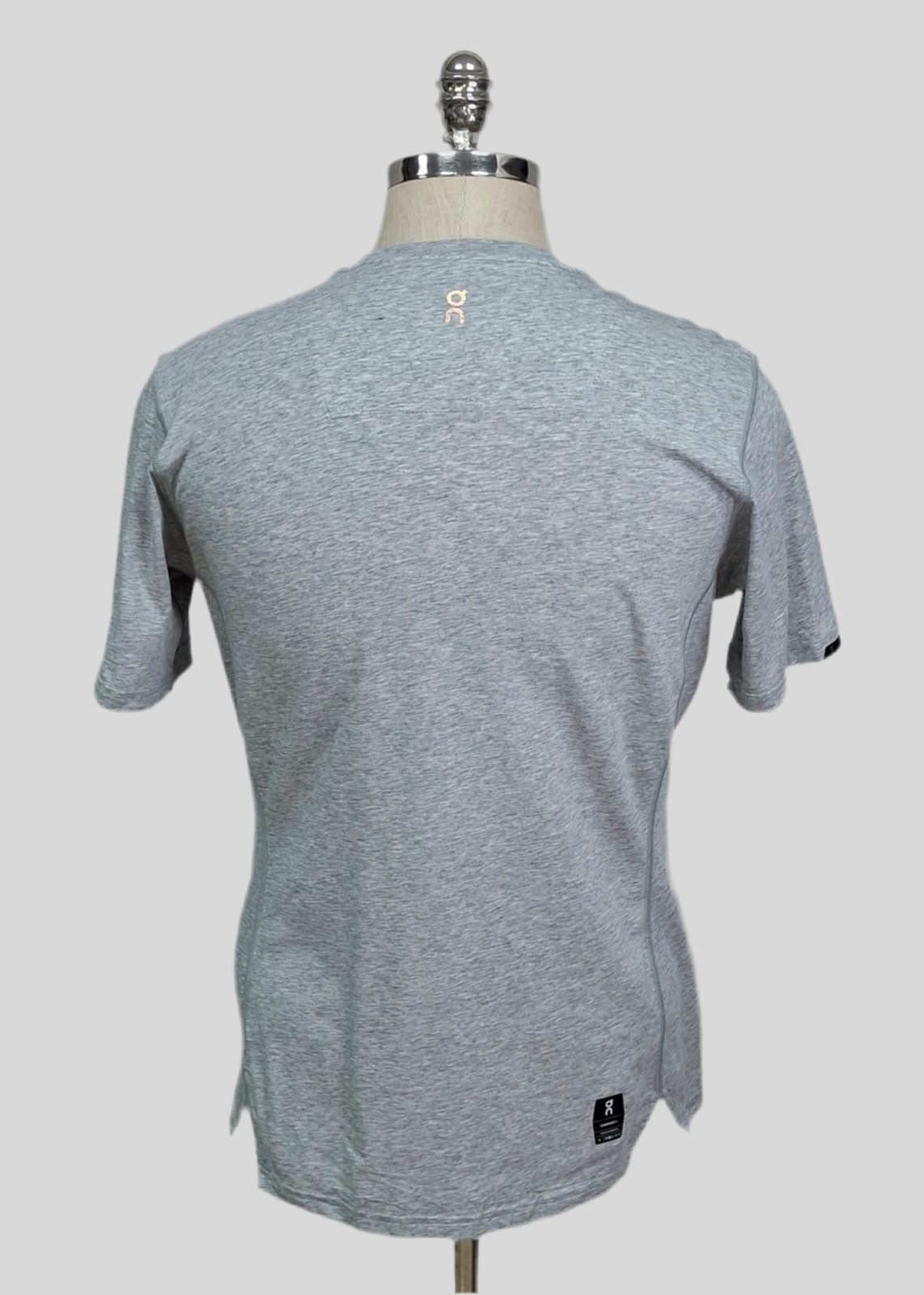 Camiseta de cuello redondo On Running 🏃🏻‍♂️ color gris claro con logo reflectante en color negro Talla M