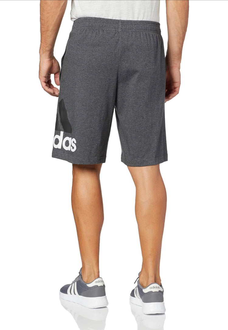 Short Lounge Adidas 🏃🏻‍♂️ color gris oscuro y logo en blanco Talla L