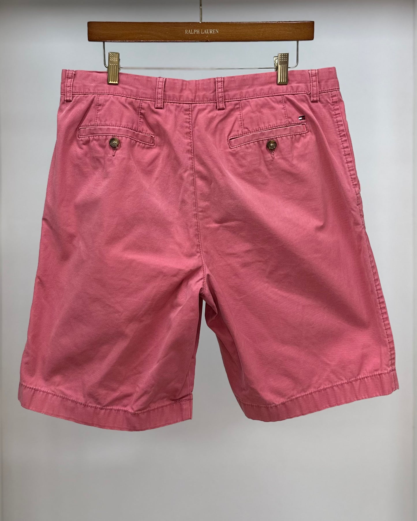 Short Casual Tommy Hilfiger 🇺🇸 color Rosado magenta talla 34