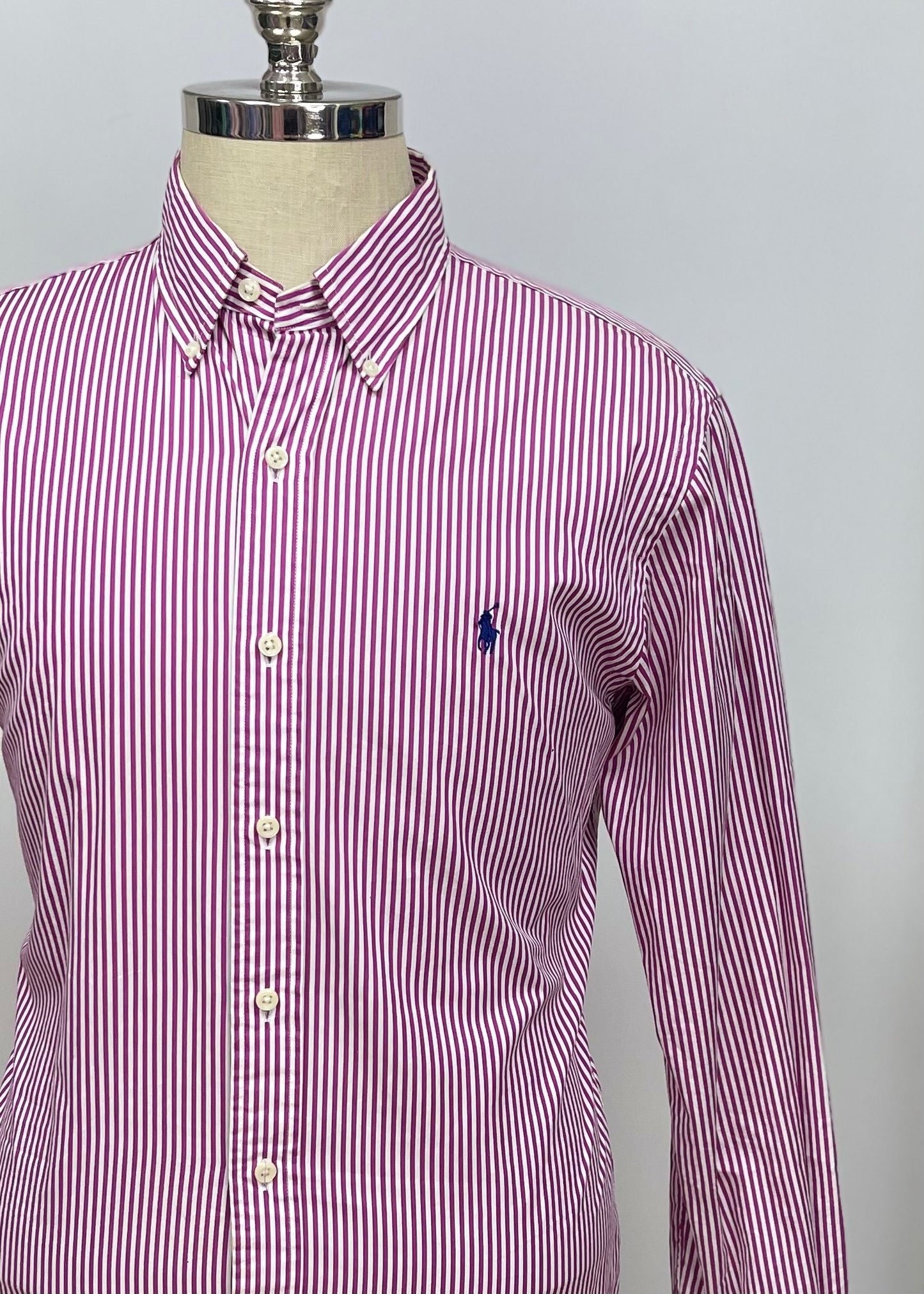 Camisa Polo Ralph Lauren 🏇🏼 con patron de rayas en color morado y blanco Talla L Entalle Slim Fit