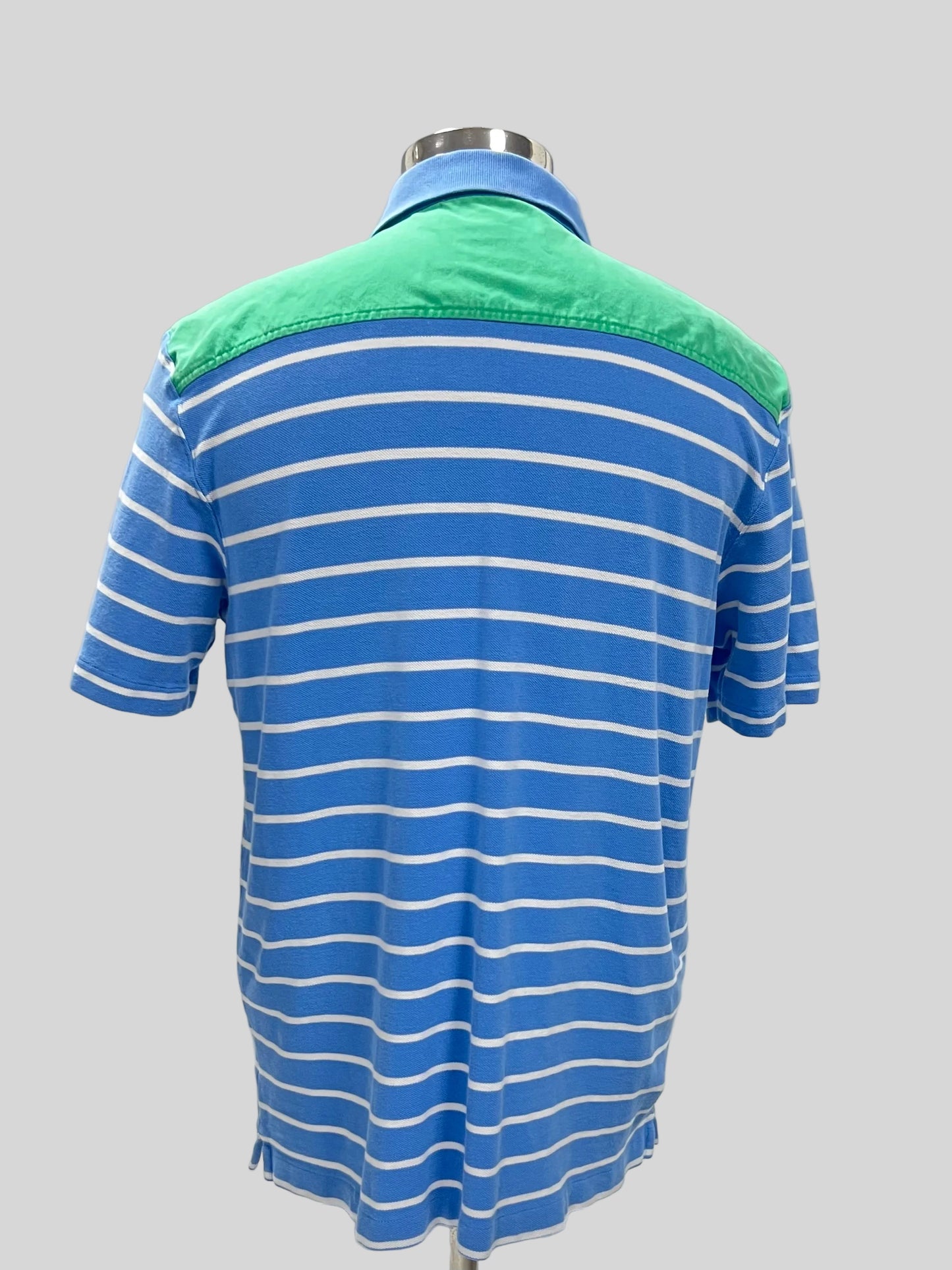 Camiseta Polo Vineyard Vines 🐳 color celeste de rayas blanco con hombro en verde Talla M Entalle Regular ( ver descripción)
