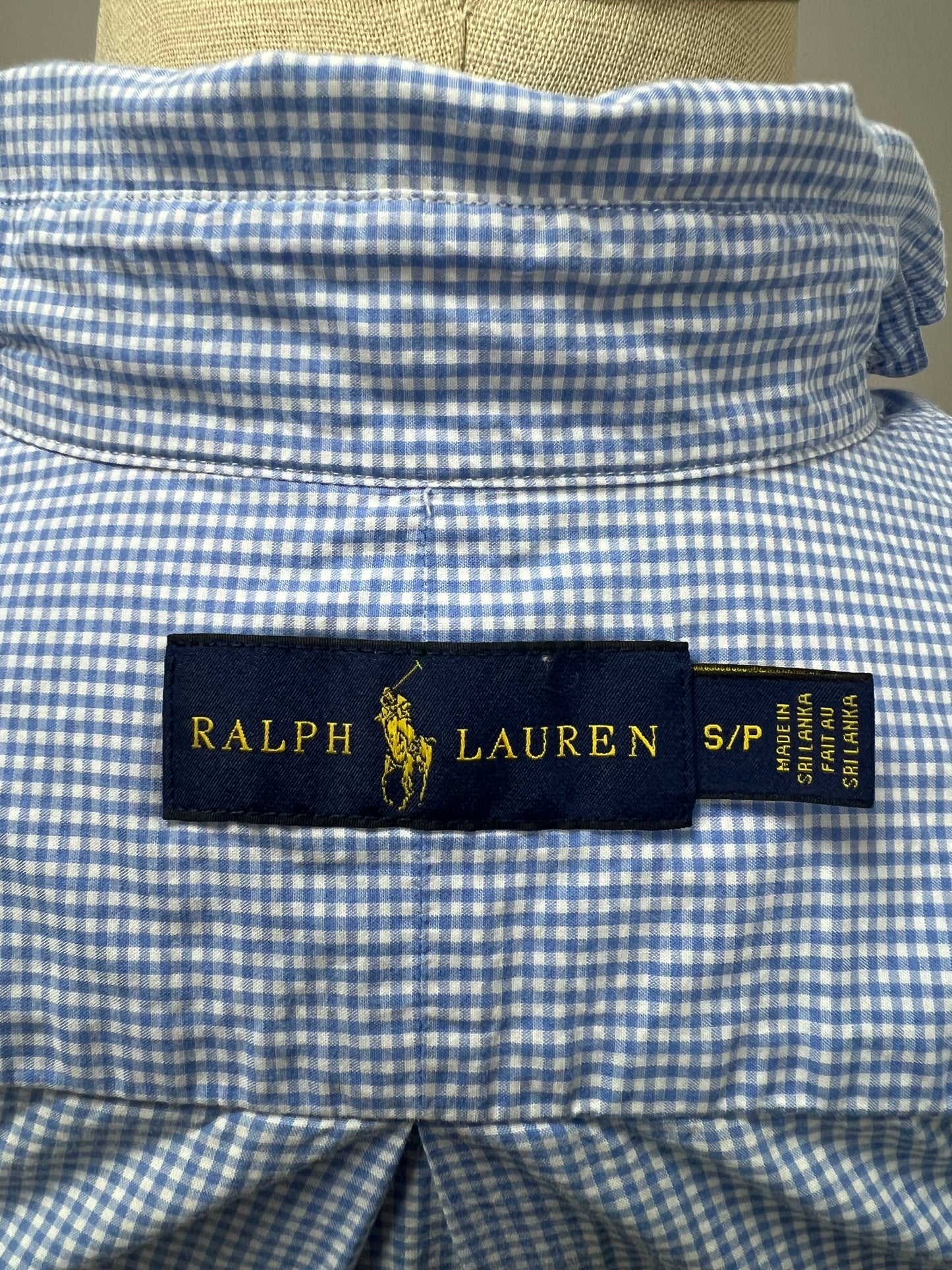 Camisa Polo Ralph Lauren 🏇🏼 con patrón de cuadros finos en celeste y blanco Talla S Entalle Regular