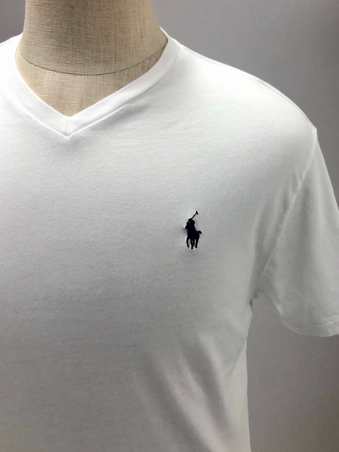 Camiseta cuello V Polo Ralph Lauren 🏇🏼 color blanco con logo en azul navy Talla Medium Entalle Clásico
