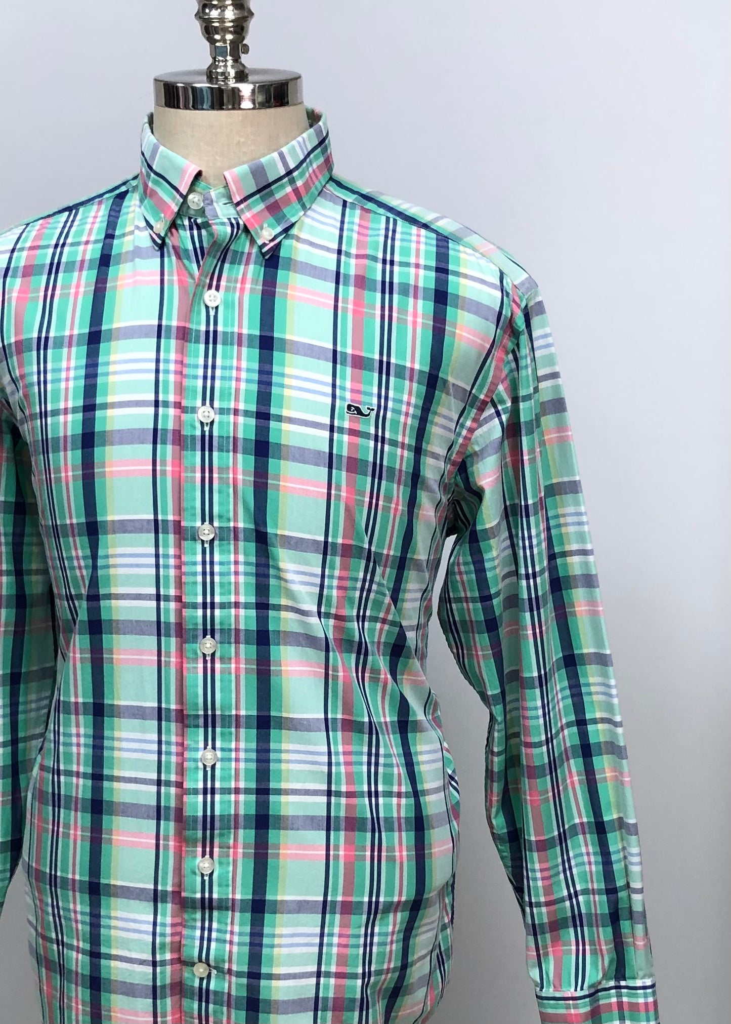 Camisa de botones Vineyard Vines 🐳 con patrón de cuadros en color verde, rosado, azul y blanco Talla M Entalle Regular