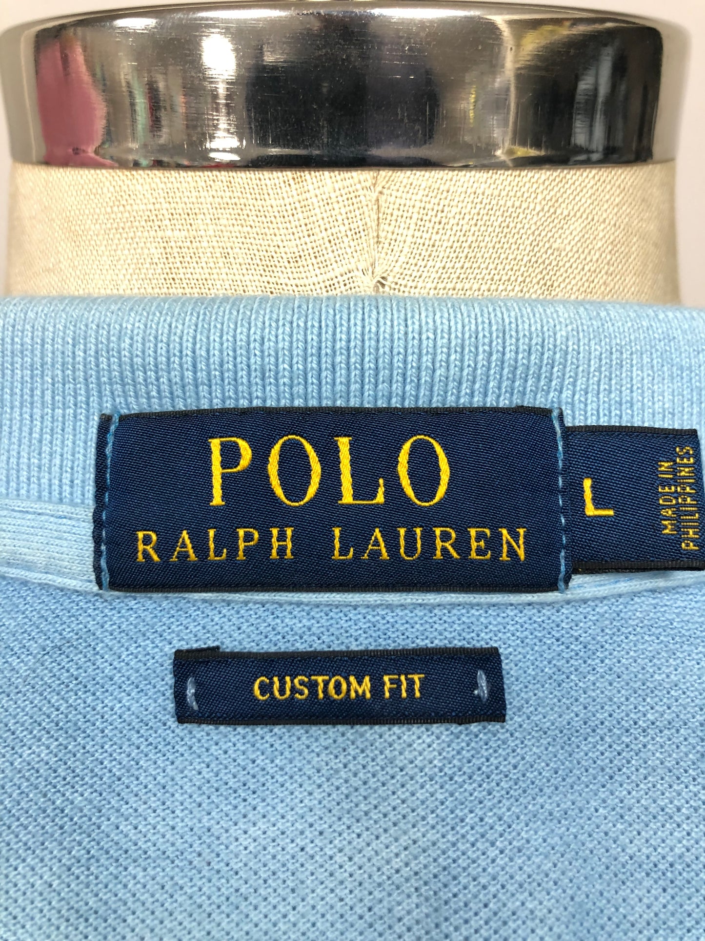 Camiseta Polo Ralph Lauren 🏇🏼 color celeste con diseño de hawaiano en color blanco Talla L Entalle Custom Fit