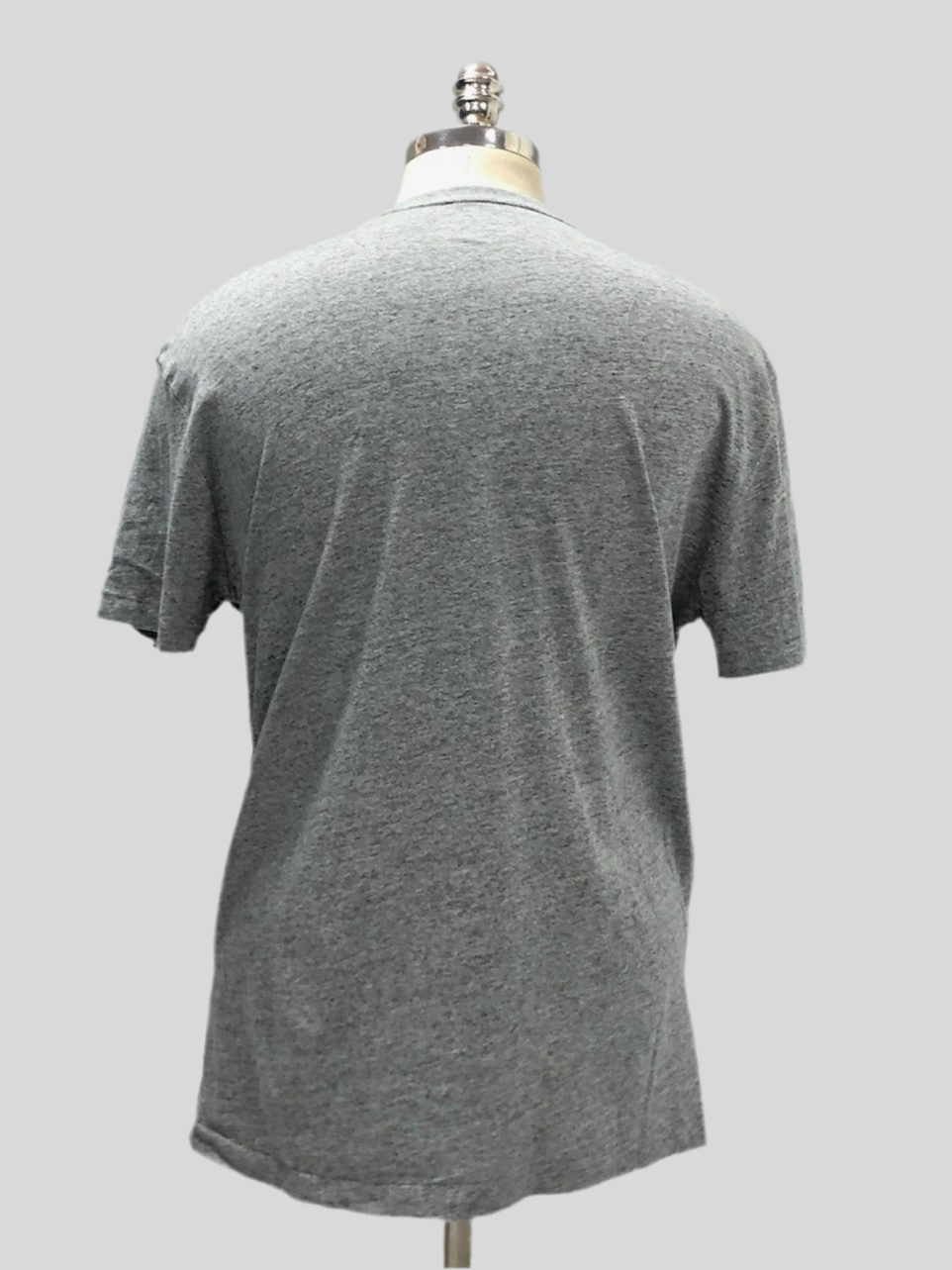 Camiseta cuello V Polo Ralph Lauren 🏇🏼 color gris con logo en azul navy Talla Medium Entalle Clásico