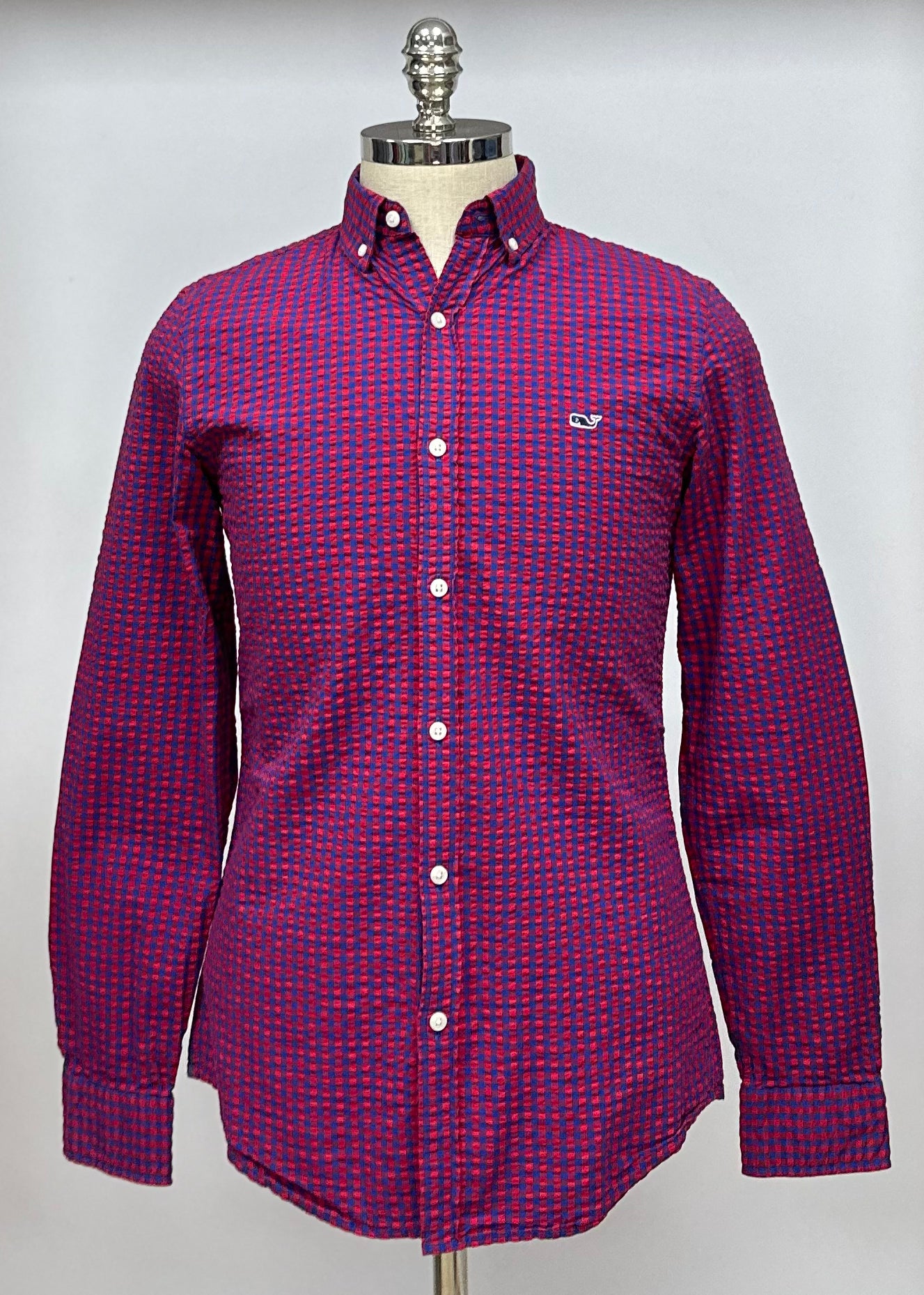 Camisa de botones Vineyard Vines 🐳 Seersucker con patrón de cuadros en color rojo y azul Talla S Entalle Slim Fit