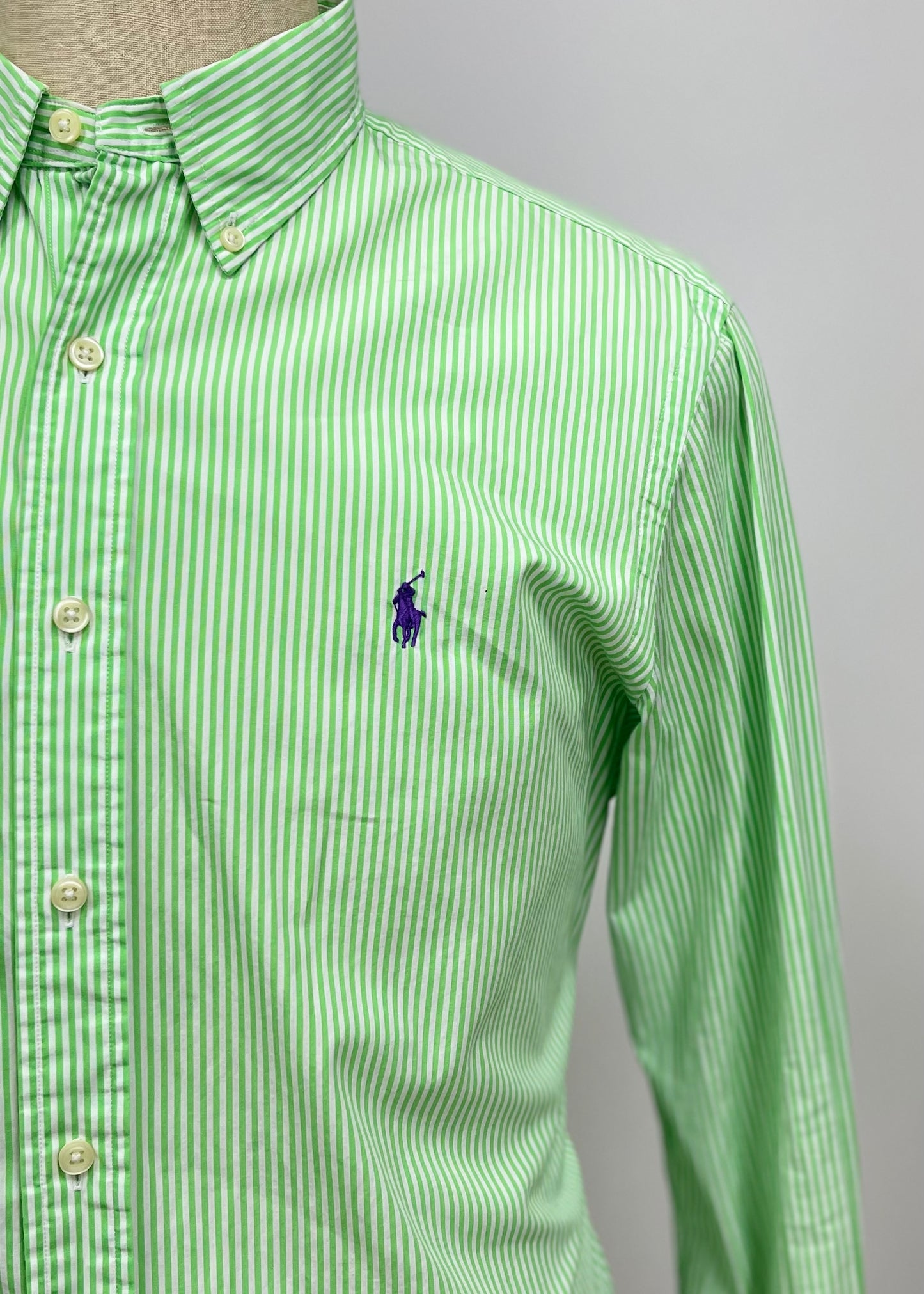 Camisa Polo Ralph Lauren 🏇🏼 con patron de rayas en color verde y blanco Talla L Entalle Regular