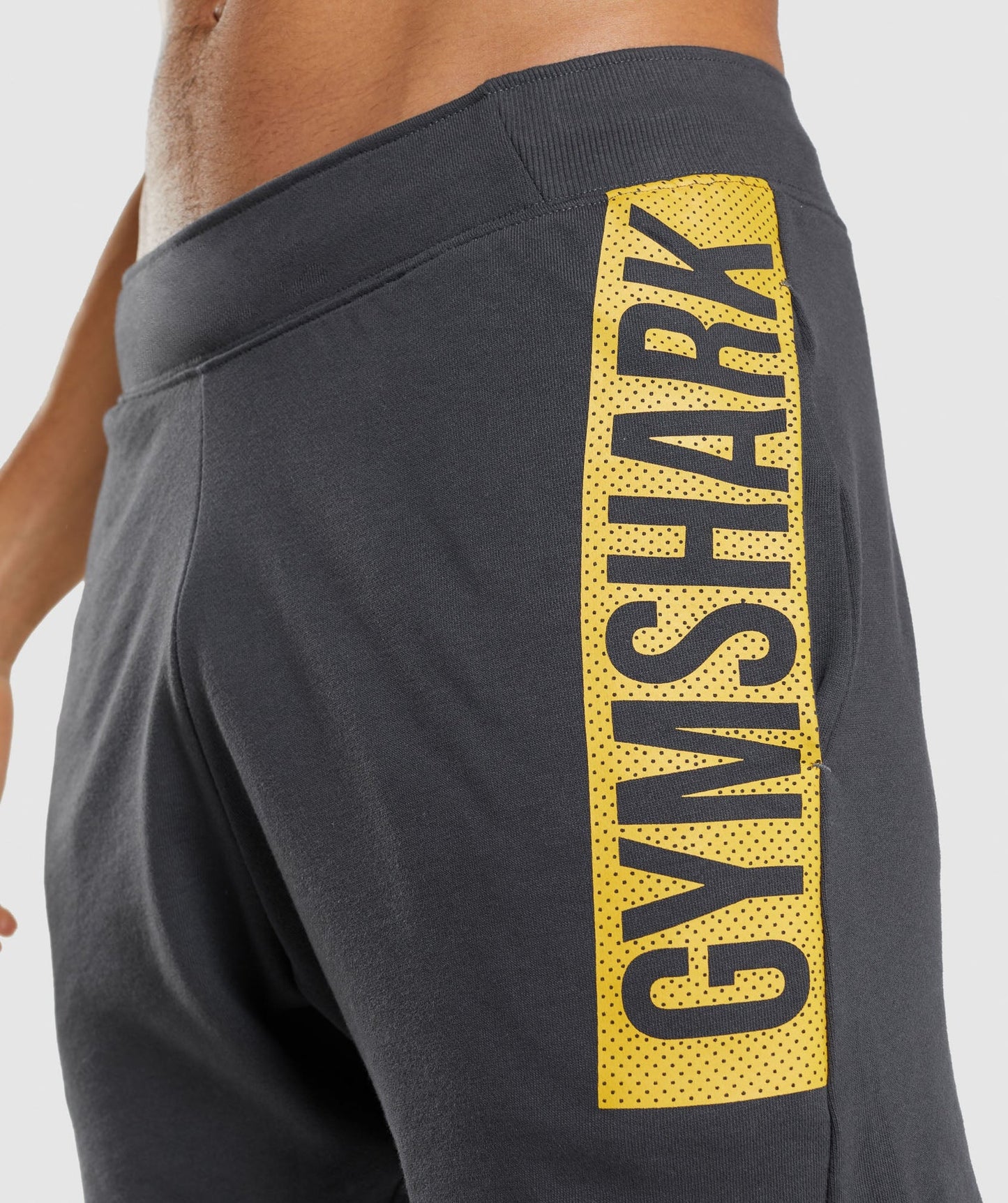 Short Lounge Gymshark 🏋🏼‍♂️ color gris oscuro y logo en amarillo Talla M