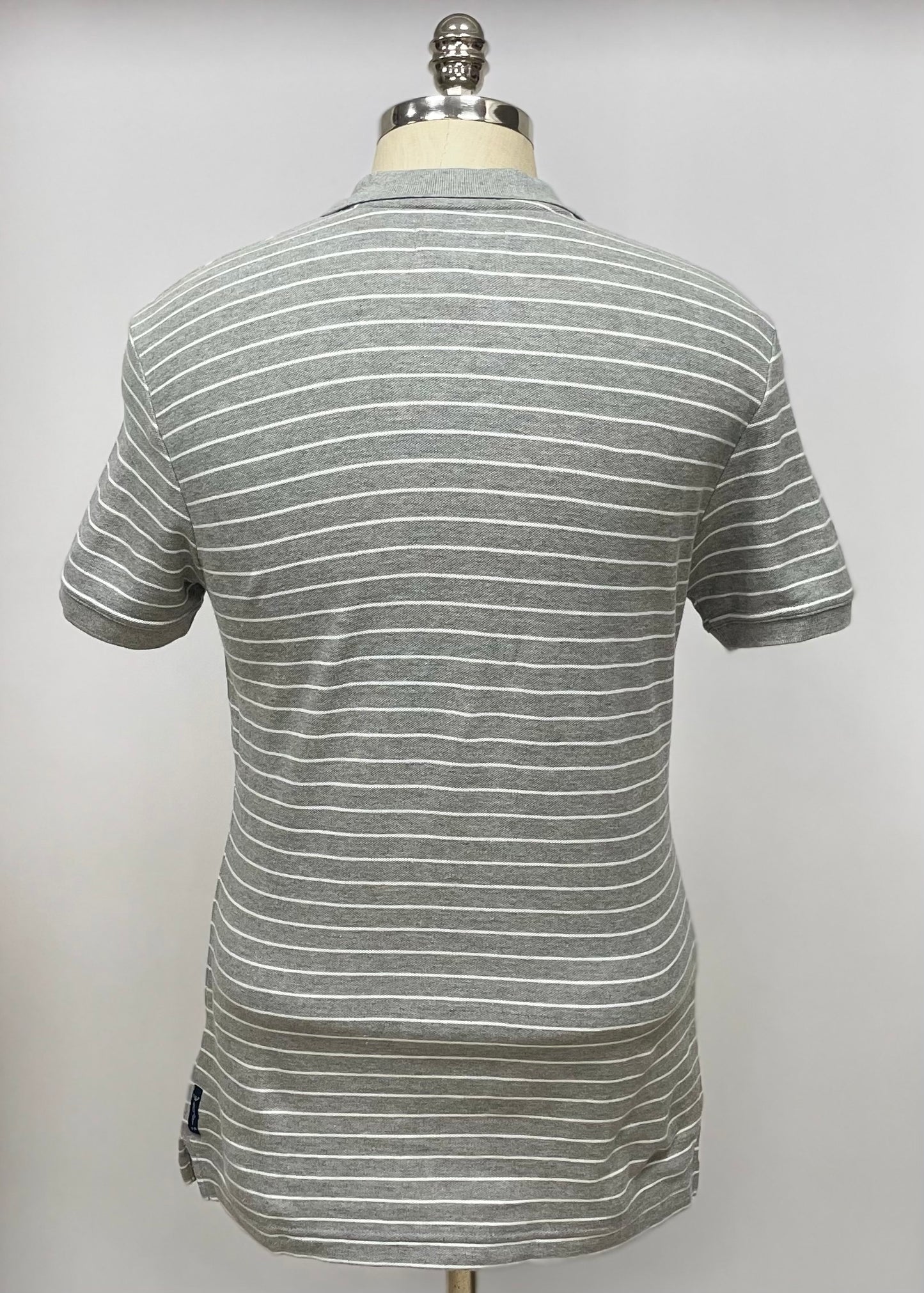 Camiseta Polo Armani Jeans 🇮🇹 color gris con rayas en color blanco Talla S Entalle Regular