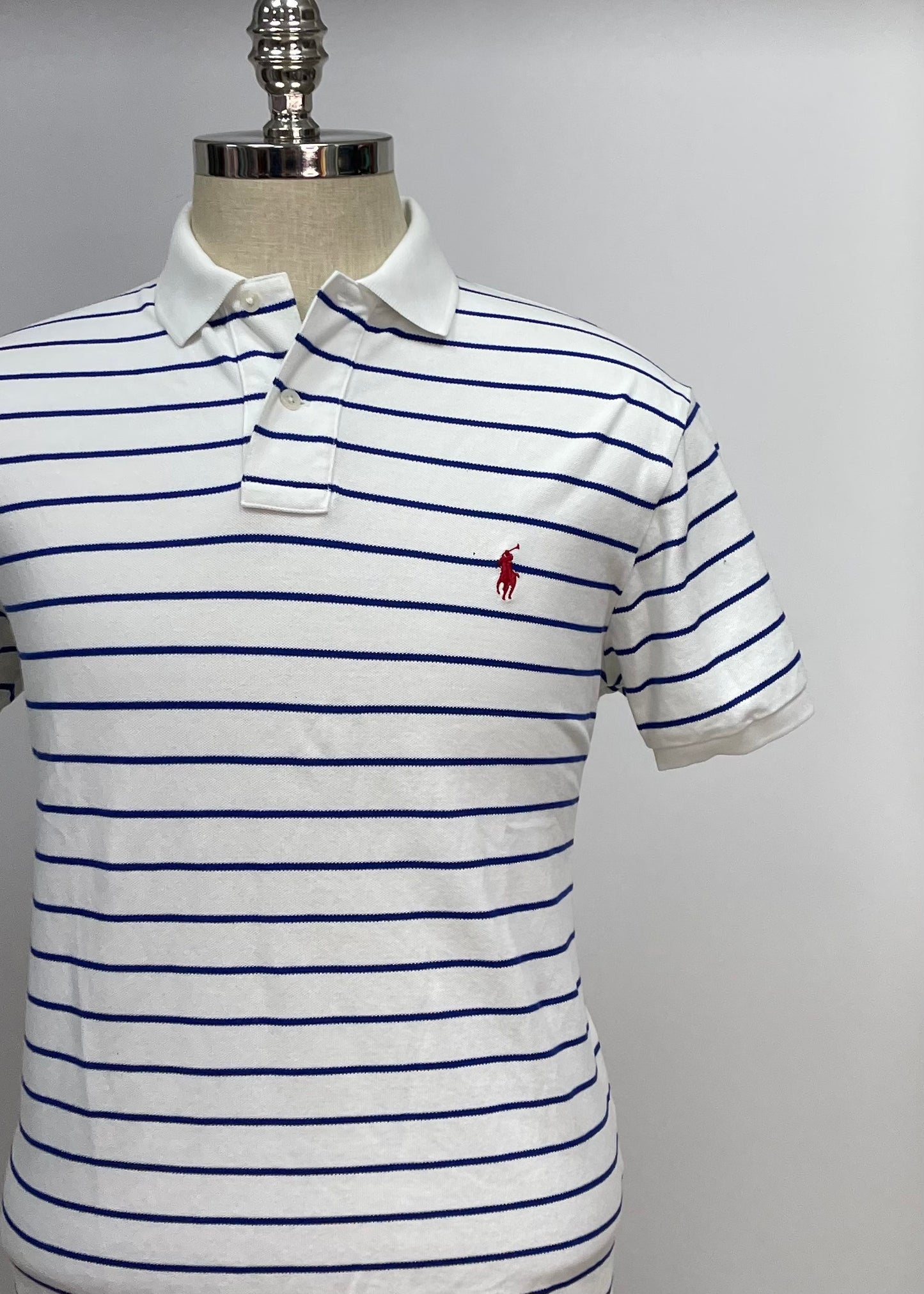 Camiseta Polo Ralph Lauren 🏇🏼 color blanco con diseño de rayas en azul oscuro Talla L Entalle Custom Fit